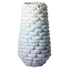 Analogous Foldes II, scultura in porcellana/pietra e parian blu di Steven Edwards