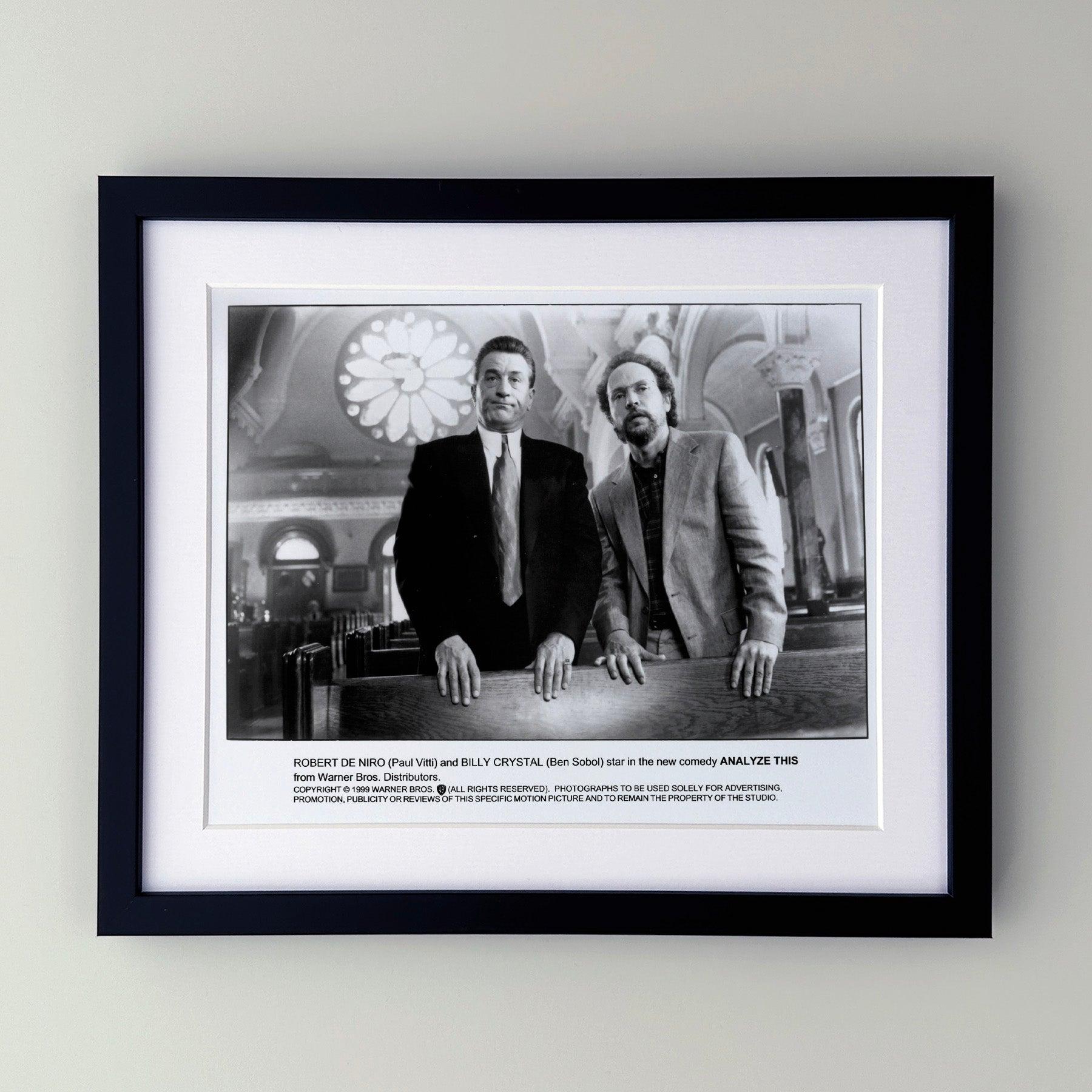 Original 8x10 inches Publicity Film Still for Analyze This (1999) avec Robert De Niro et Billy Crystal et réalisé par Harold Ramis.

Les photos de publicité (film/production) ont été créées pour aider les studios à promouvoir leurs nouveaux films.