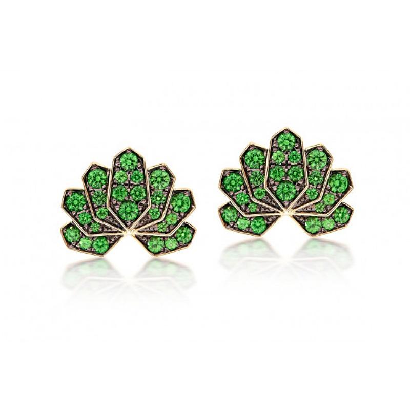 Ananya Yellow Gold Lotus Stud Earrings Set with Tsavorite In New Condition For Sale In Knightsbridge, GB