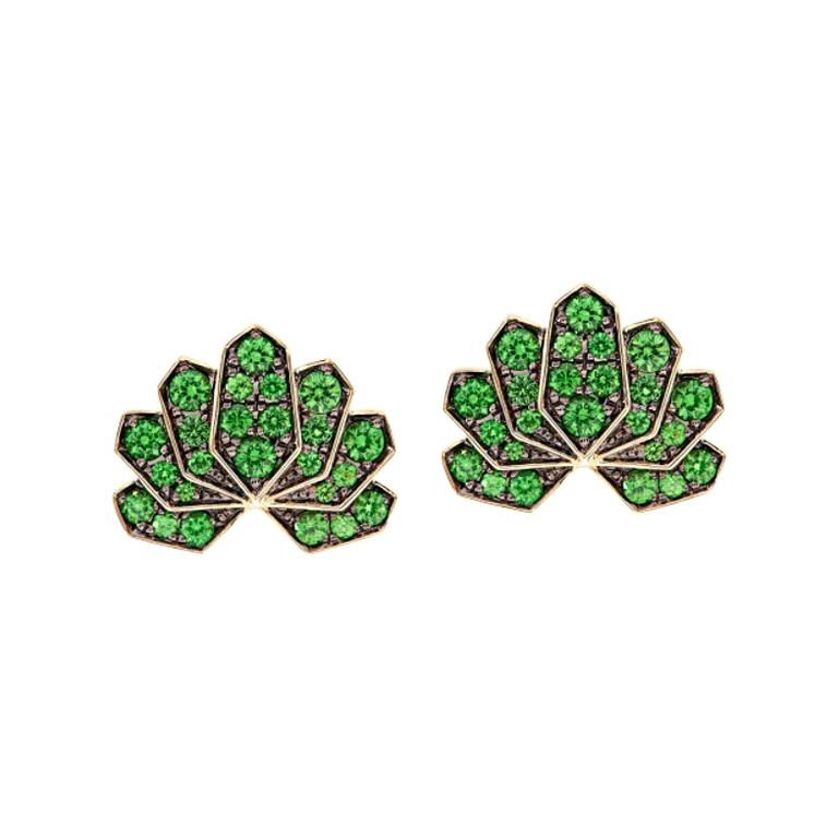 Ananya Yellow Gold Lotus Stud Earrings Set with Tsavorite im Angebot