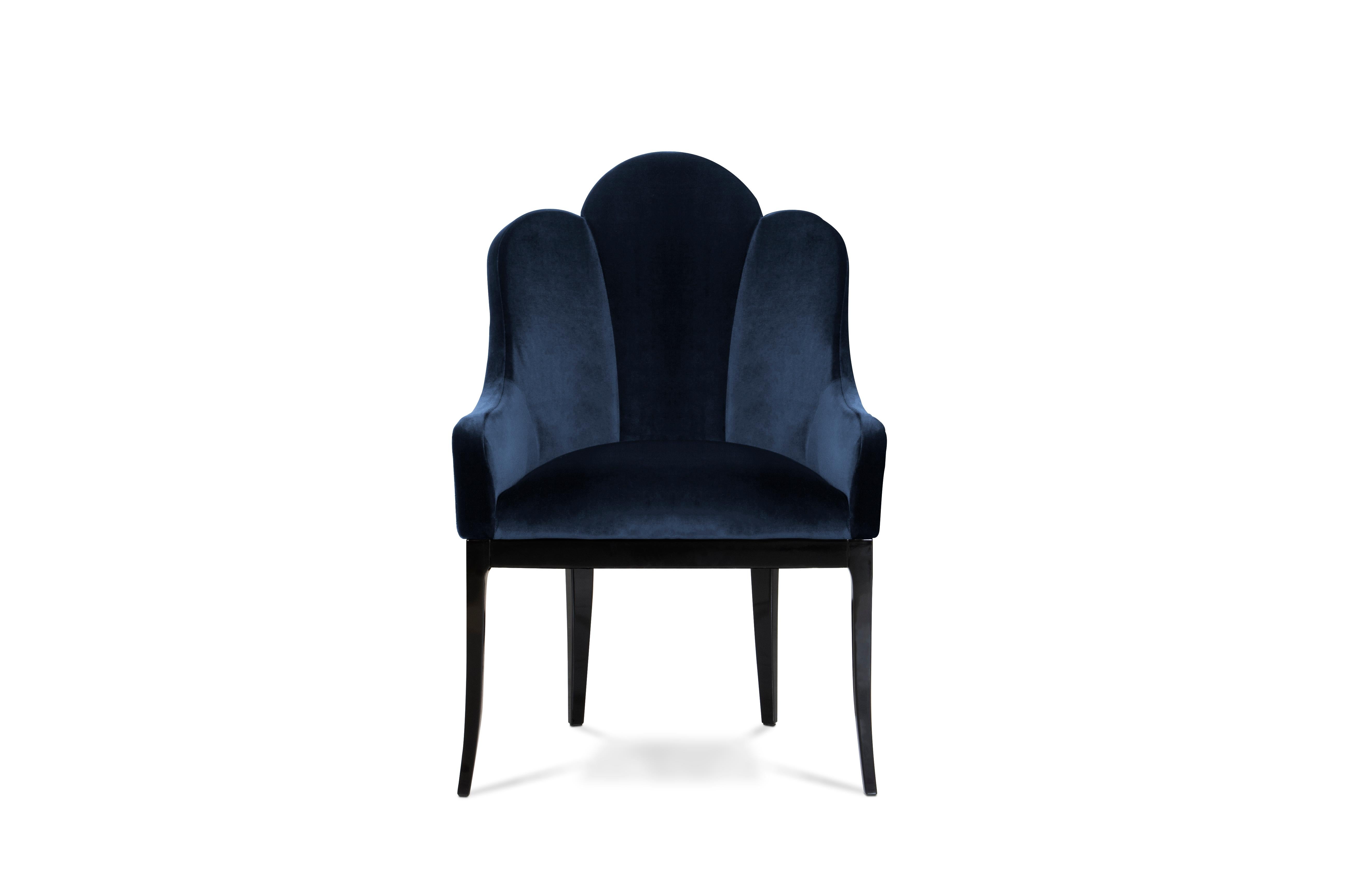 Aggiungi un'essenza di stile audace al design della tua sala da pranzo con l'audace sedia da pranzo Anastasia. Supera l'eleganza tradizionale di una sedia da pranzo completamente imbottita con il fascino moderno creato dalle curve lussuose e dalle