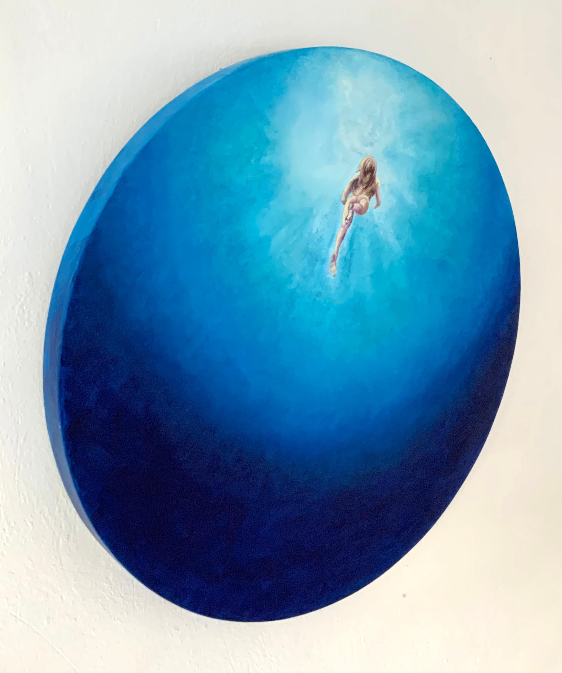 « Bleu velours », tons bleus vifs, peinture circulaire d'eau de mer avec nageoir nu - Contemporain Painting par Anastasia Gklava