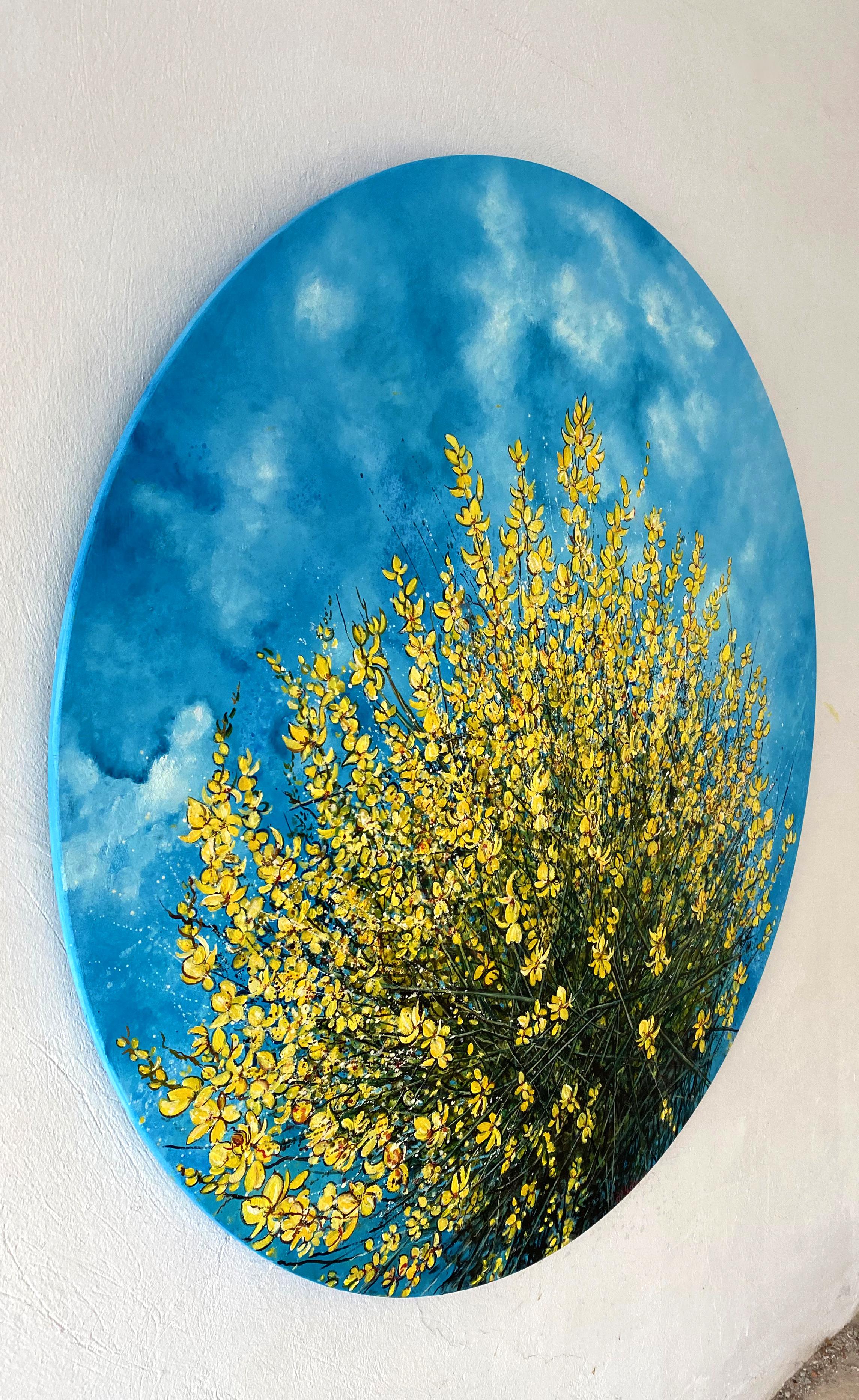 Blumen von Loussios – kreisförmiges Ölgemälde, gelbe Wildblumen, naturblauer Himmel – Painting von Anastasia Gklava