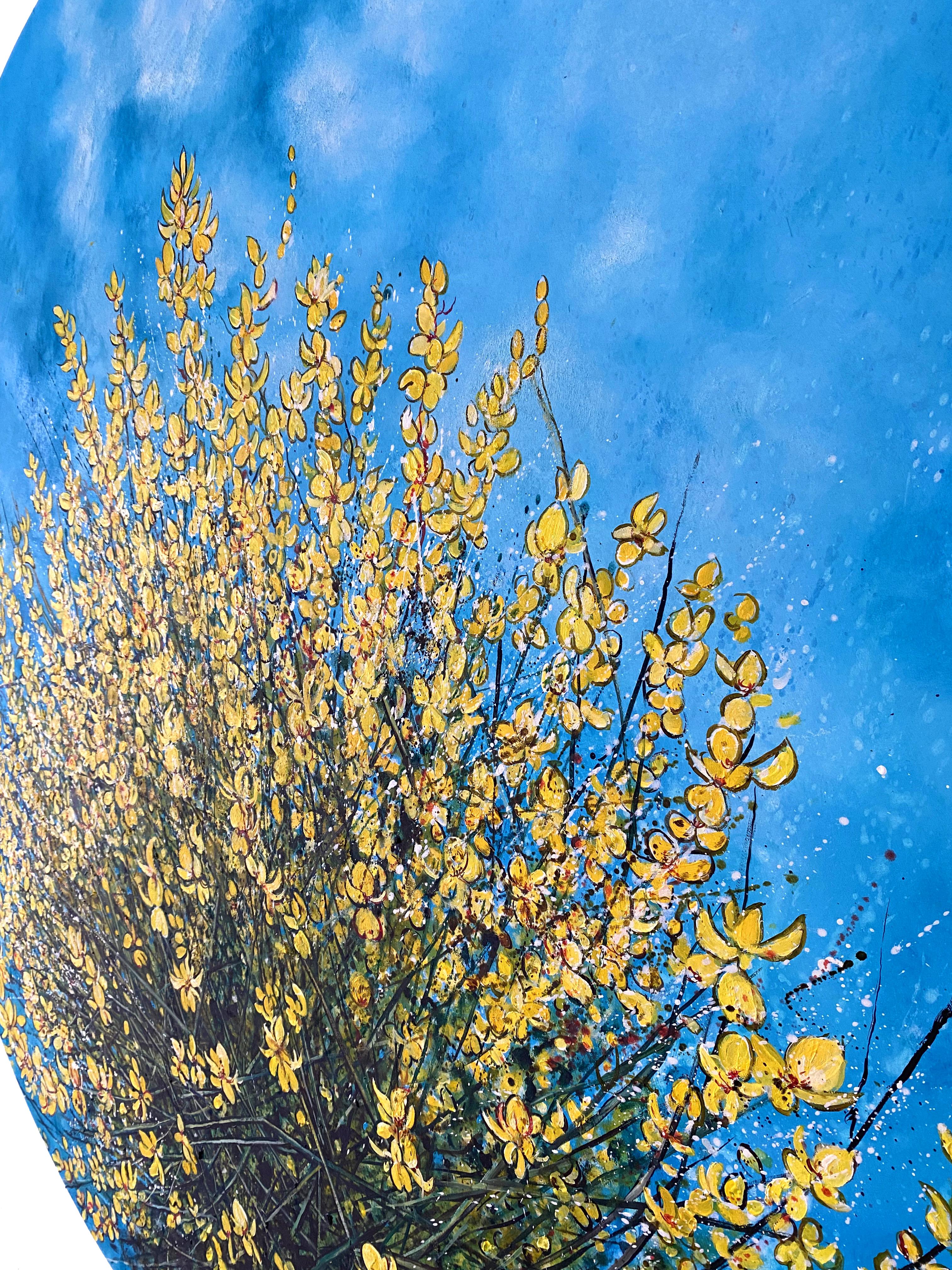 Blumen von Loussios – kreisförmiges Ölgemälde, gelbe Wildblumen, naturblauer Himmel (Grün), Still-Life Painting, von Anastasia Gklava
