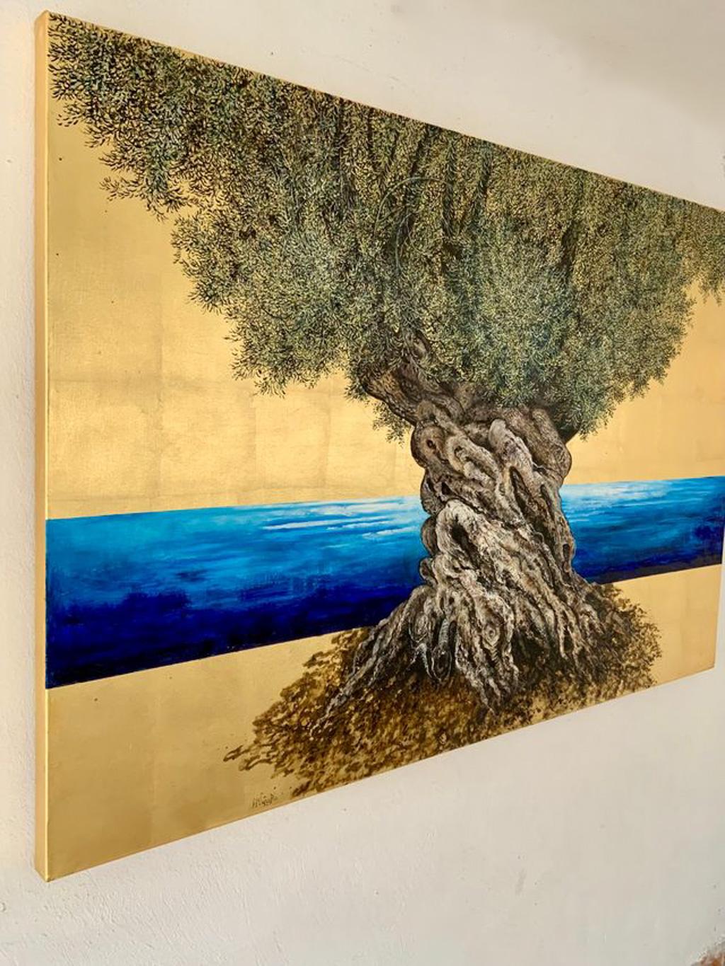 „Make Room for the Time“, Öl- und Blattgoldgemälde mit Olivenbaum und blauem Meer, Öl – Painting von Anastasia Gklava