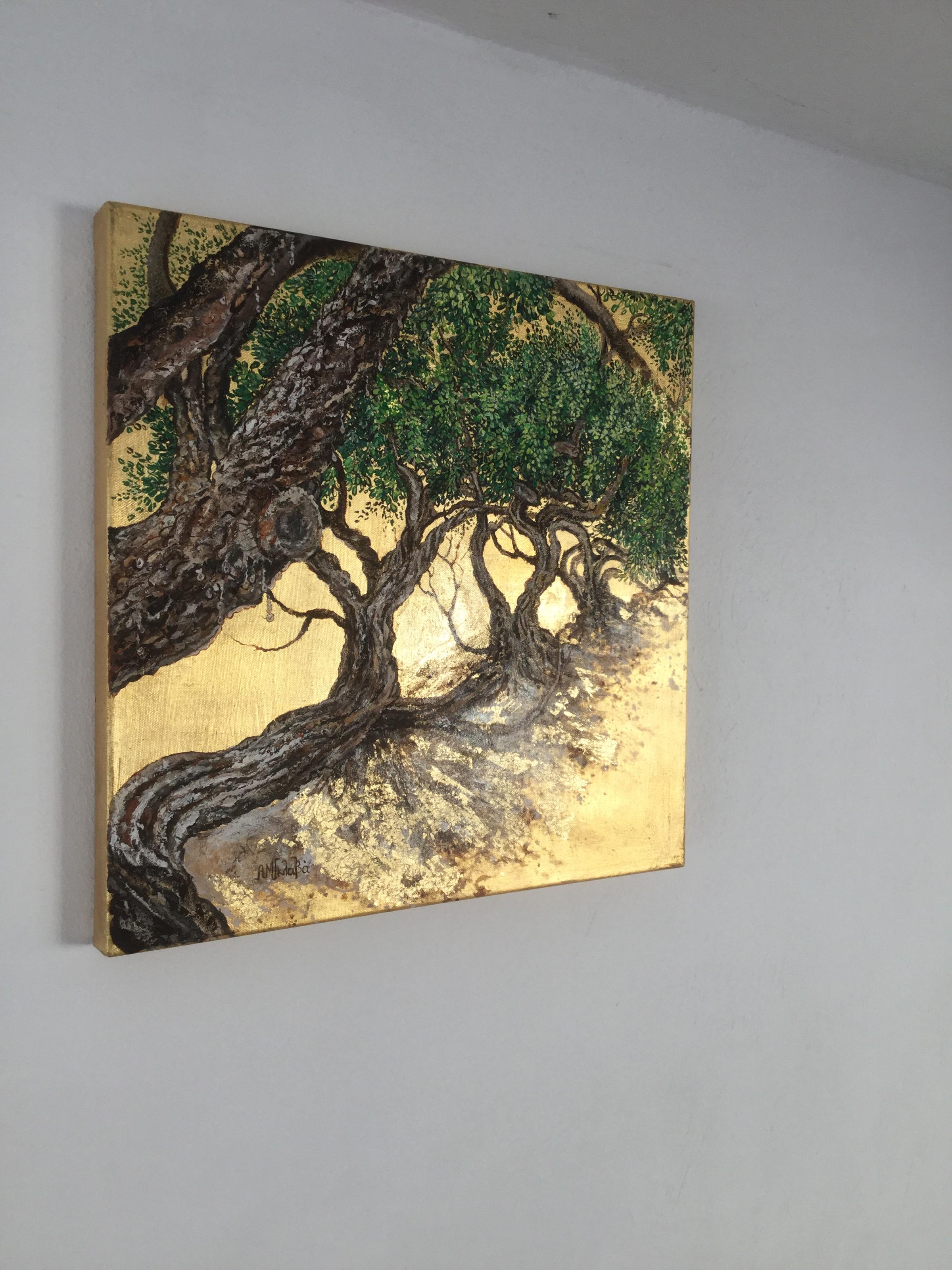 « Majestic Trees Embrace », peinture à l'huile et à la feuille d'or, arbres, nature verte, paysage - Or Landscape Painting par Anastasia Gklava