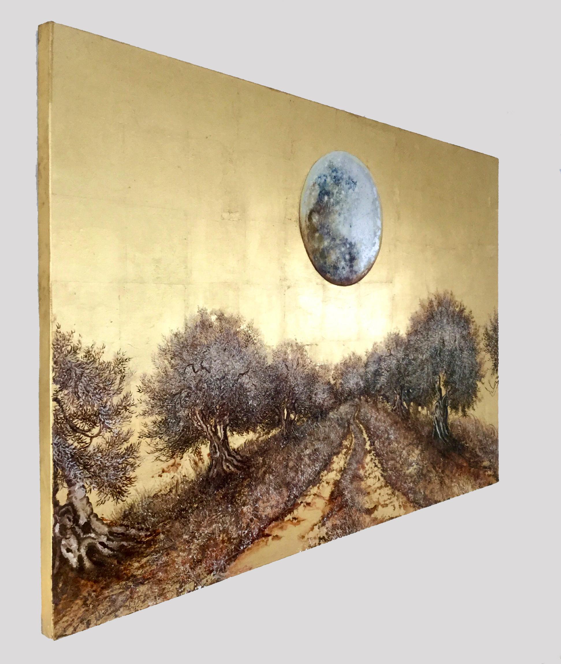 Moonlight Walking, Landschaft aus Blattgold und Ölgemälde mit Bäumen und einem Vollmond (Zeitgenössisch), Painting, von Anastasia Gklava
