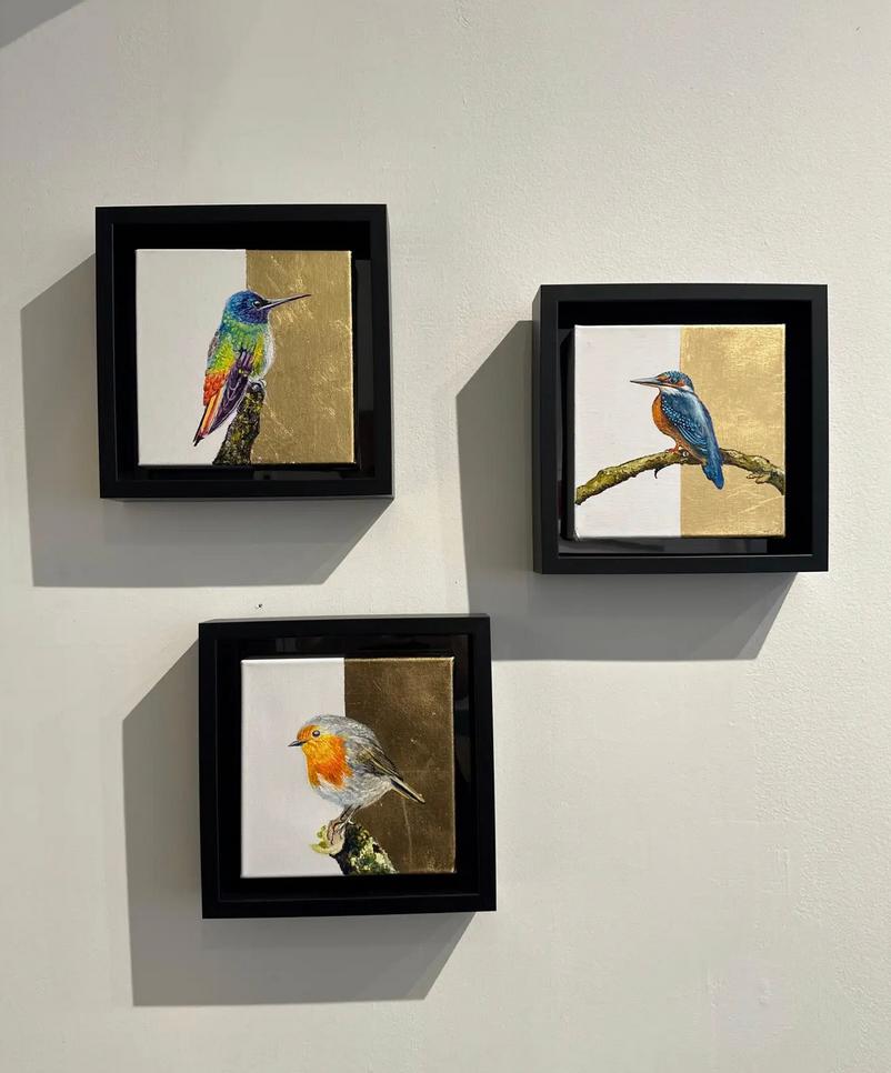„Sparkling Violetear“, Regenbogenfarbenes realistisches Vogelgemälde, Öl und Blattgold (Zeitgenössisch), Painting, von Anastasia Gklava