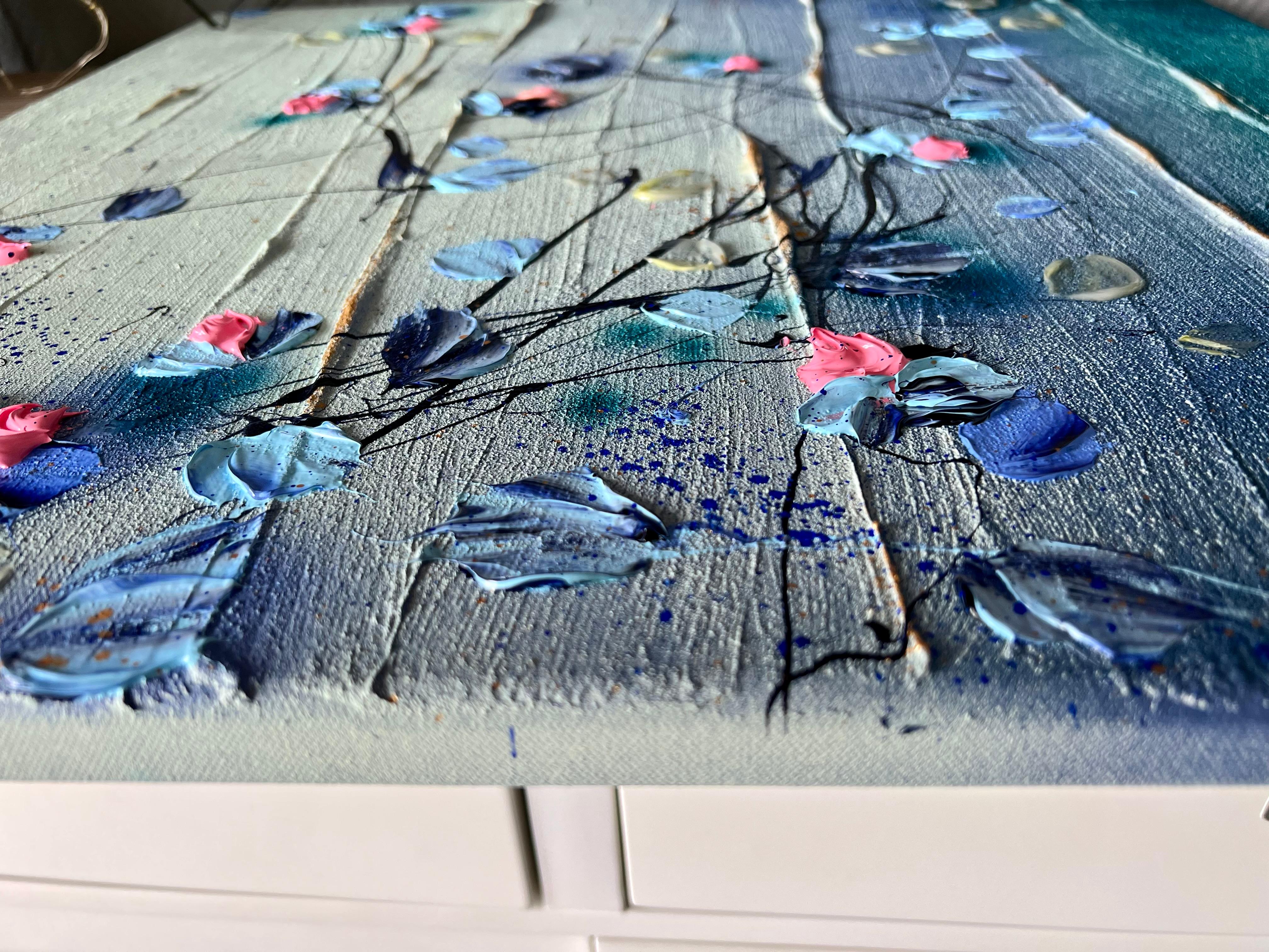 Texturiertes dunkelblaues impressionistisches Blumenkunstwerk „Bohemian Morning II“ – Painting von Anastassia Skopp