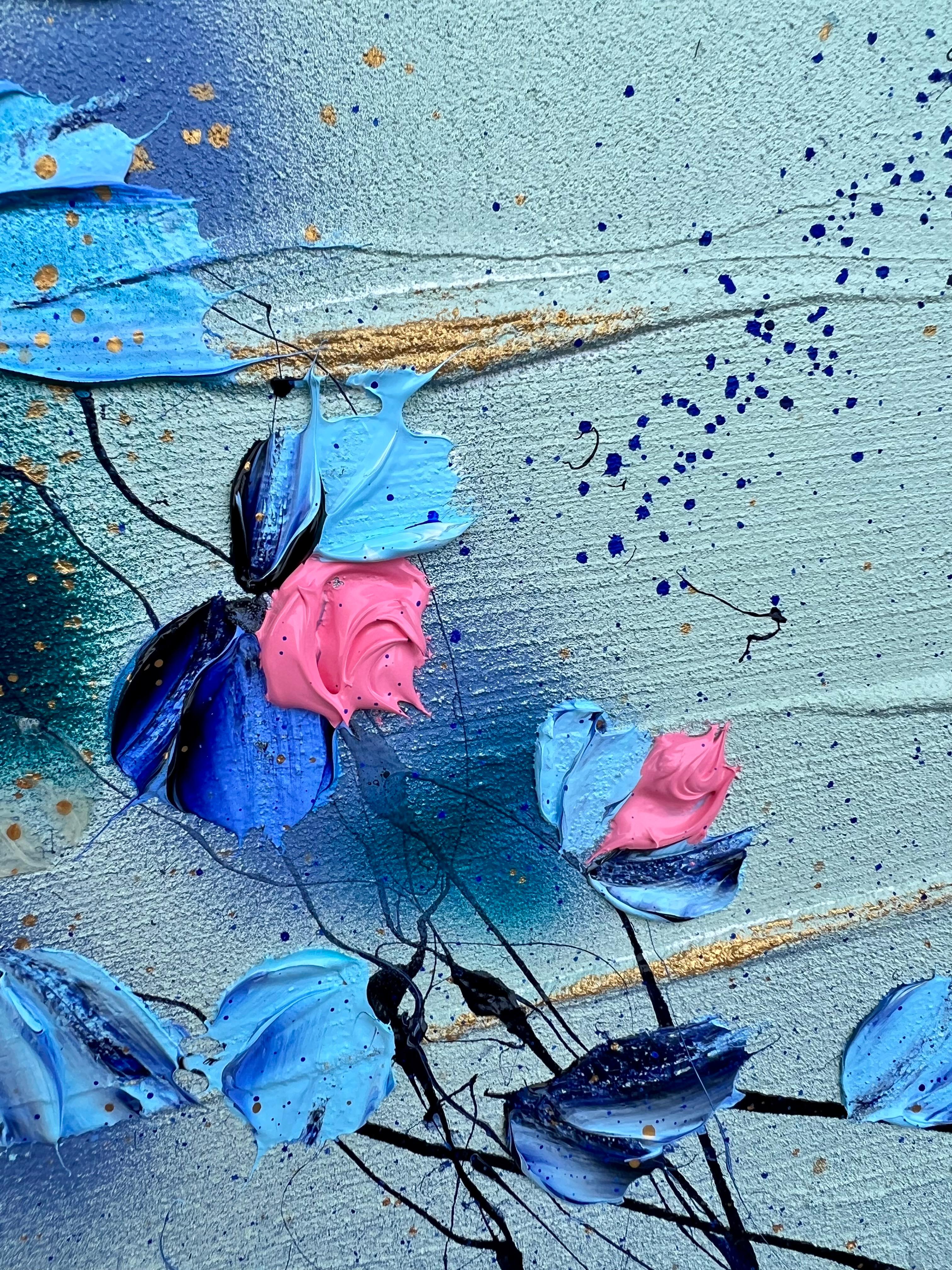 Texturiertes dunkelblaues impressionistisches Blumenkunstwerk „Bohemian Morning II“ im Angebot 1