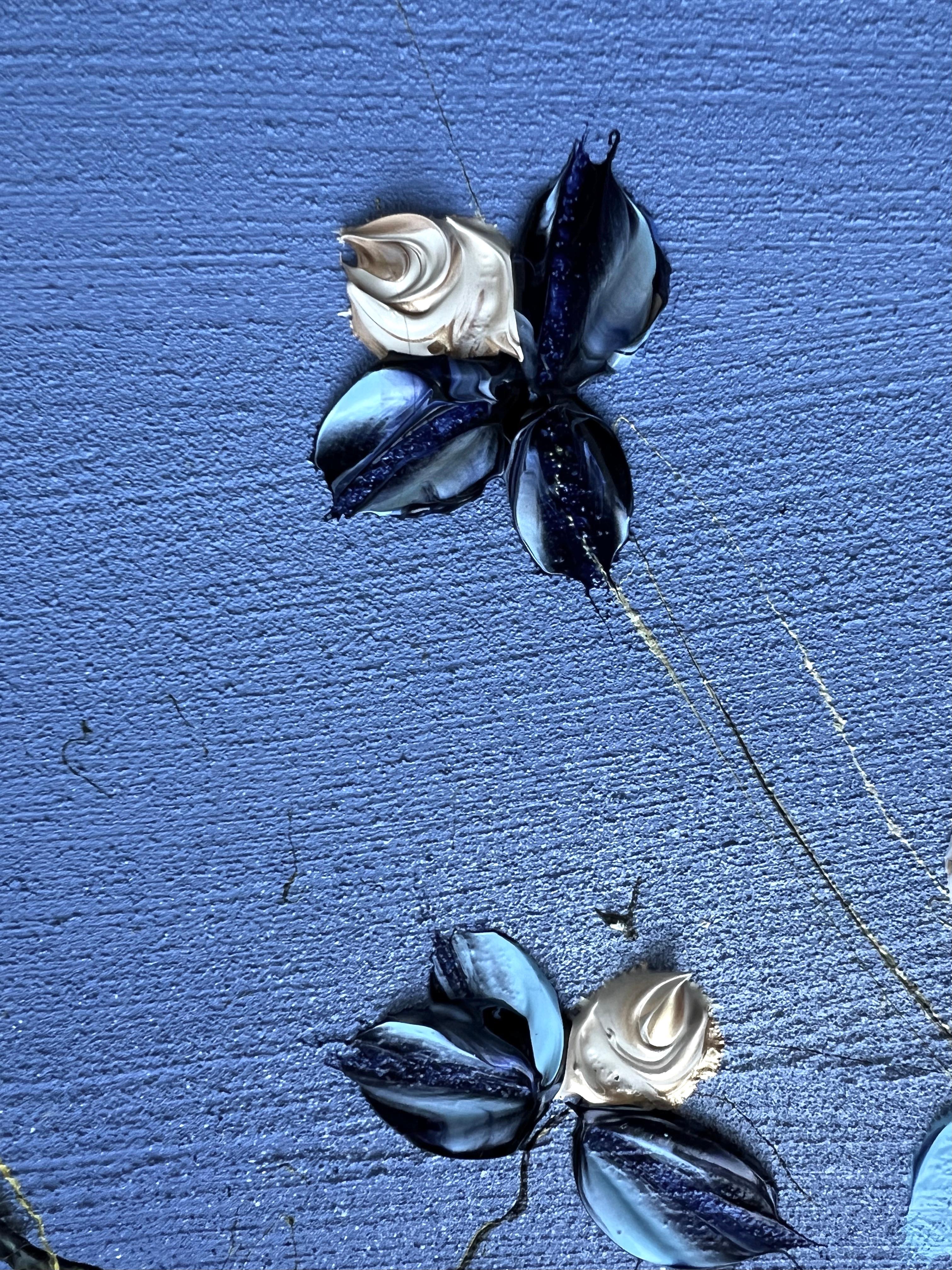 „Powder Blue Roses II“ Landschafts-Blumenkunst im Landschaftsformat im Angebot 12