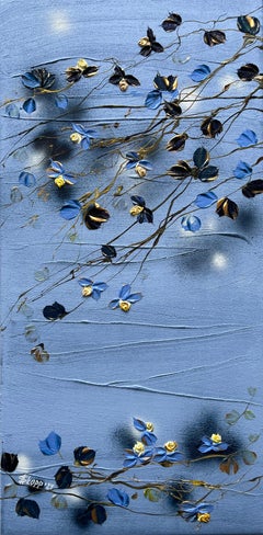 „Puder Blue Morning“ Texturiertes vertikales florales Acrylgemälde in Aquarellform auf Leinwand