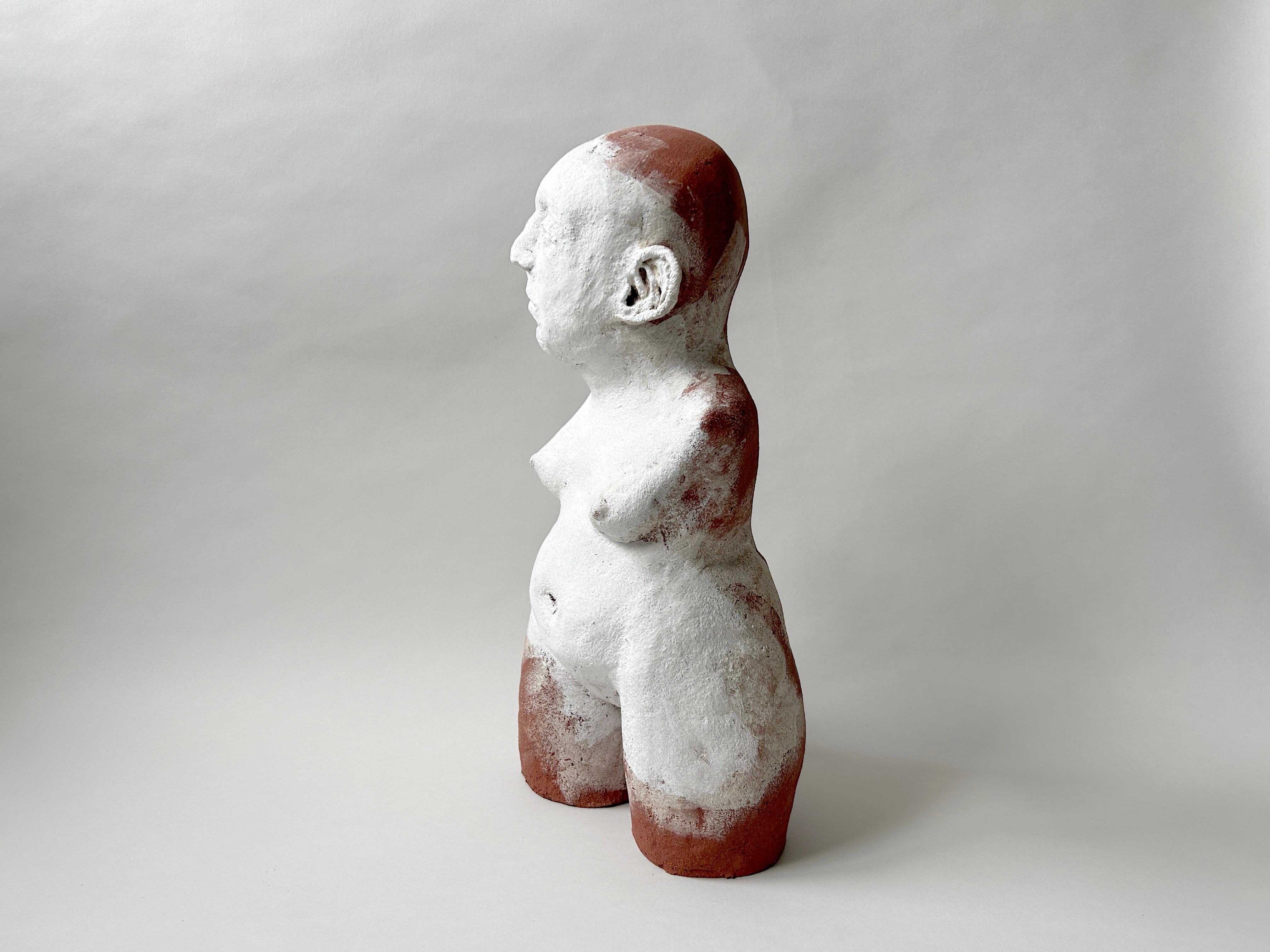 Sculpture figurative en grès : « Bruni ll » - Gris Nude Sculpture par Anastassia Zamaraeva 