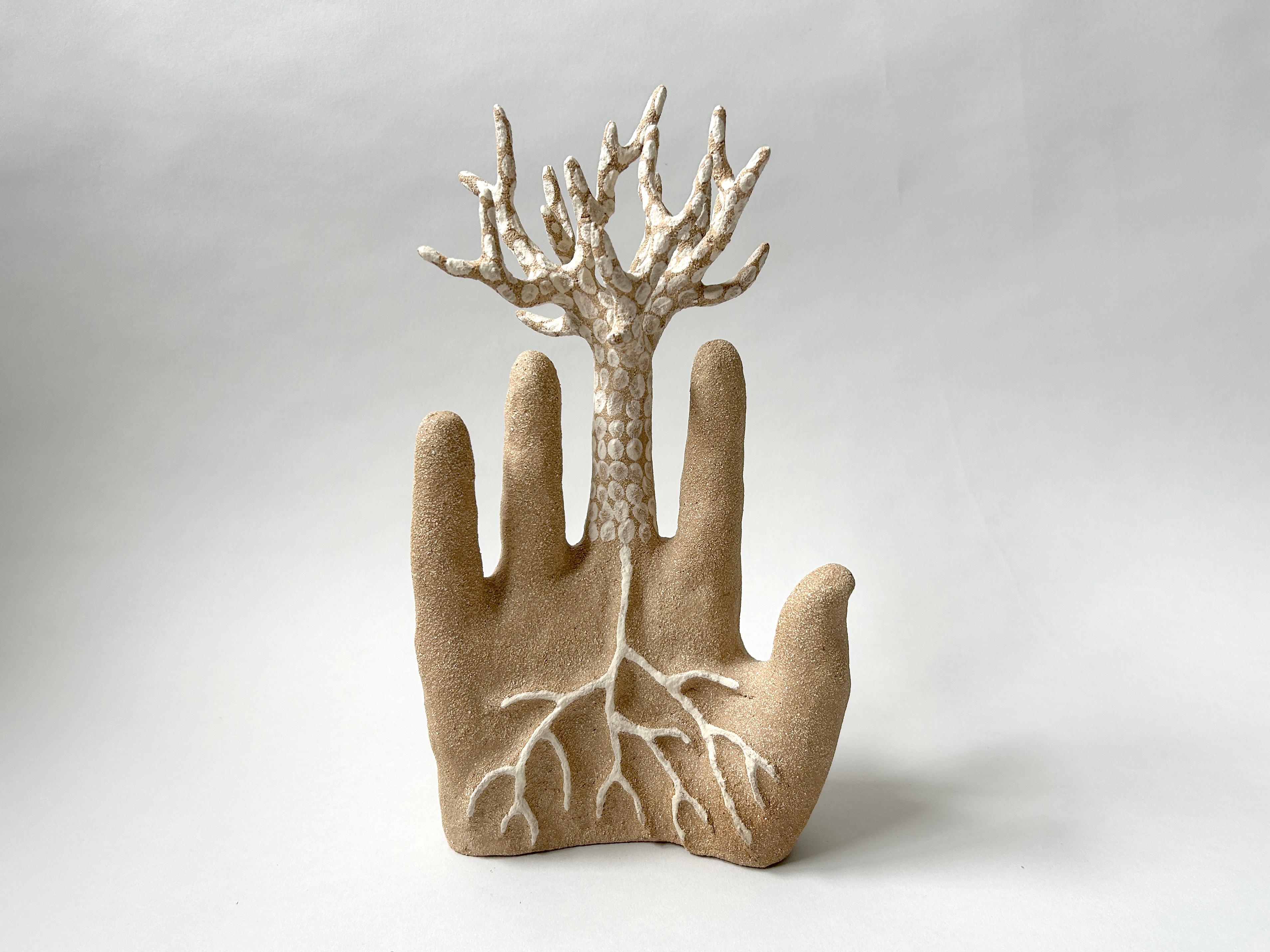 Figurative Sculpture di Anastassia Zamaraeva  - Scultura figurativa in gres: "Albero a mano