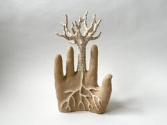 Figurative Skulptur aus Steingut: „Handbaum“