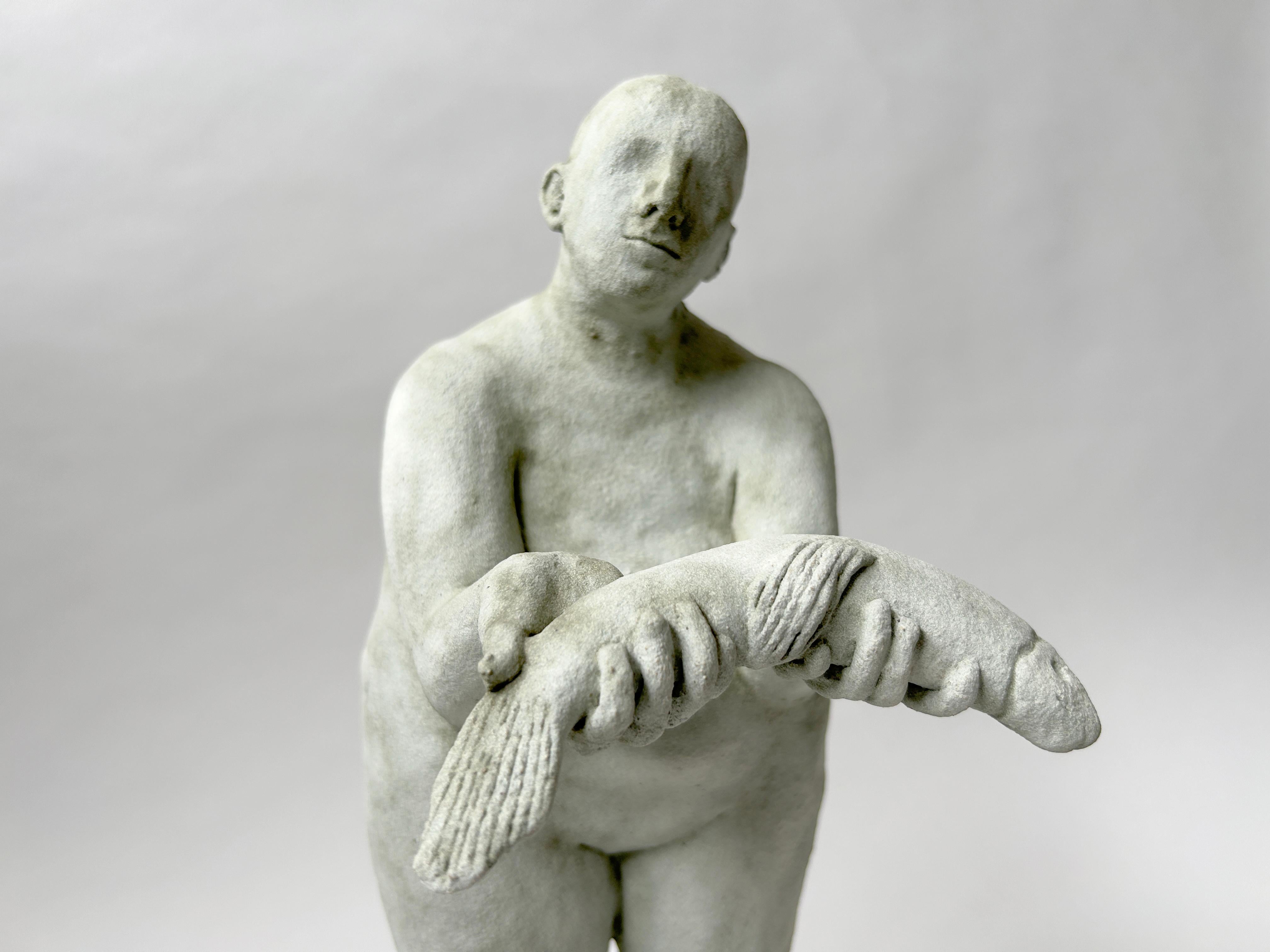 Sculpture figurative : « J'ai pris un poisson, j'ai pris un poisson ! - Gris Figurative Sculpture par Anastassia Zamaraeva 