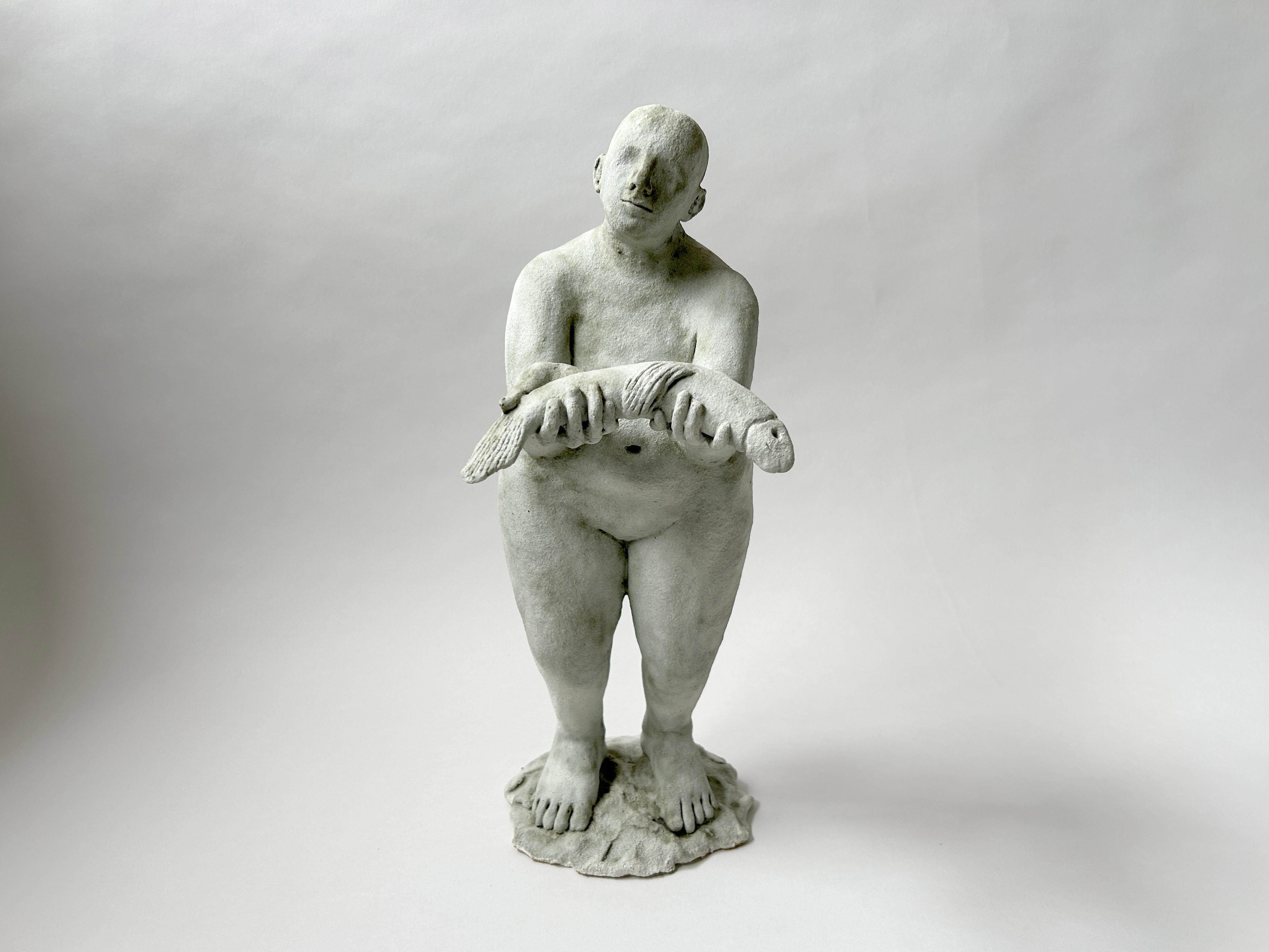 Scultura figurativa in gres: "Ho preso un pesce, ho preso un pesce".