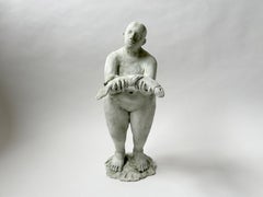 Figurative Skulptur aus Steingut: „Ich habe einen Fisch gefangen, ich habe einen Fisch gefangen!“
