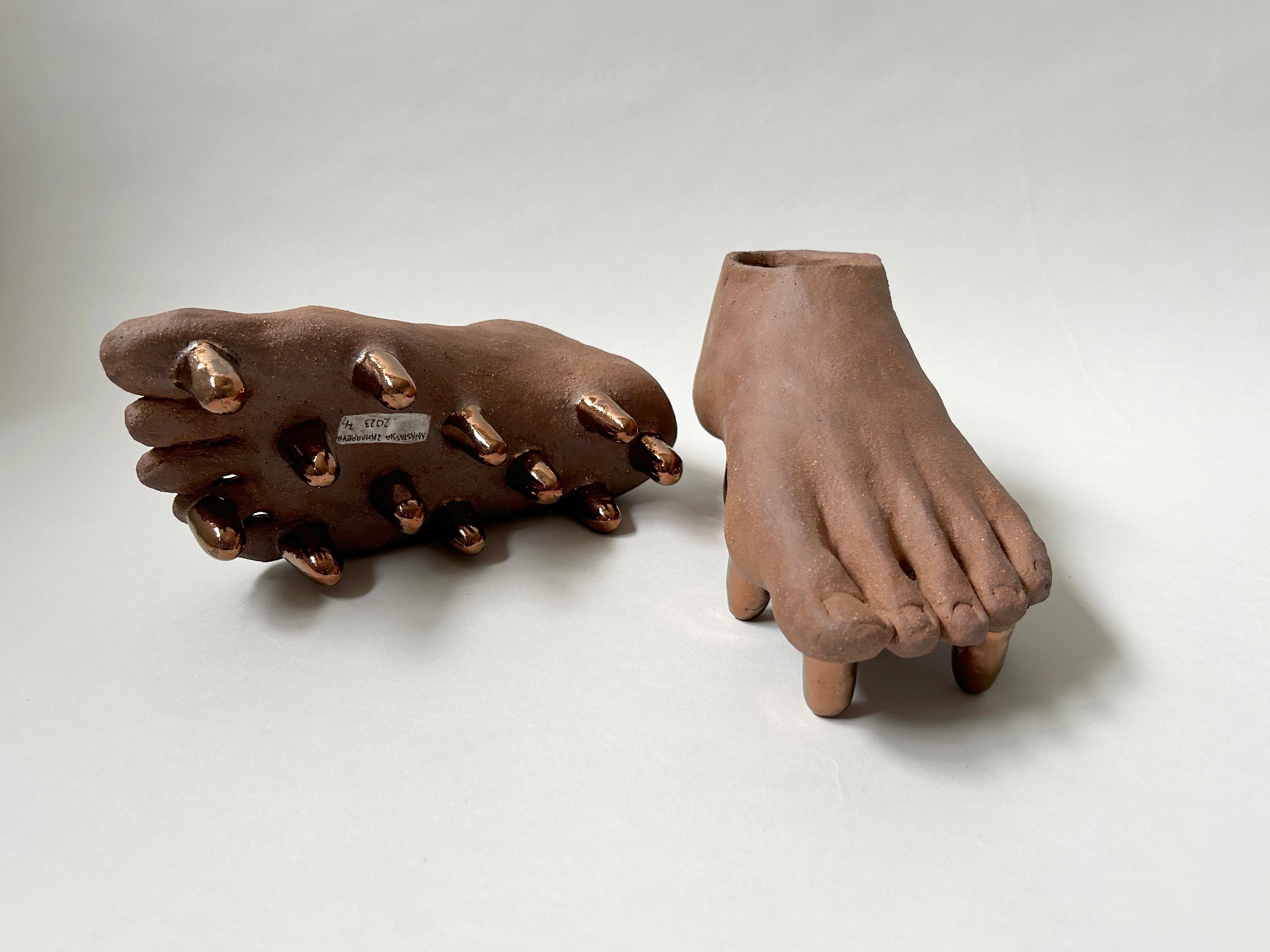 Scultura figurativa in gres: 'Keep off - Sculpture Contemporaneo di Anastassia Zamaraeva 