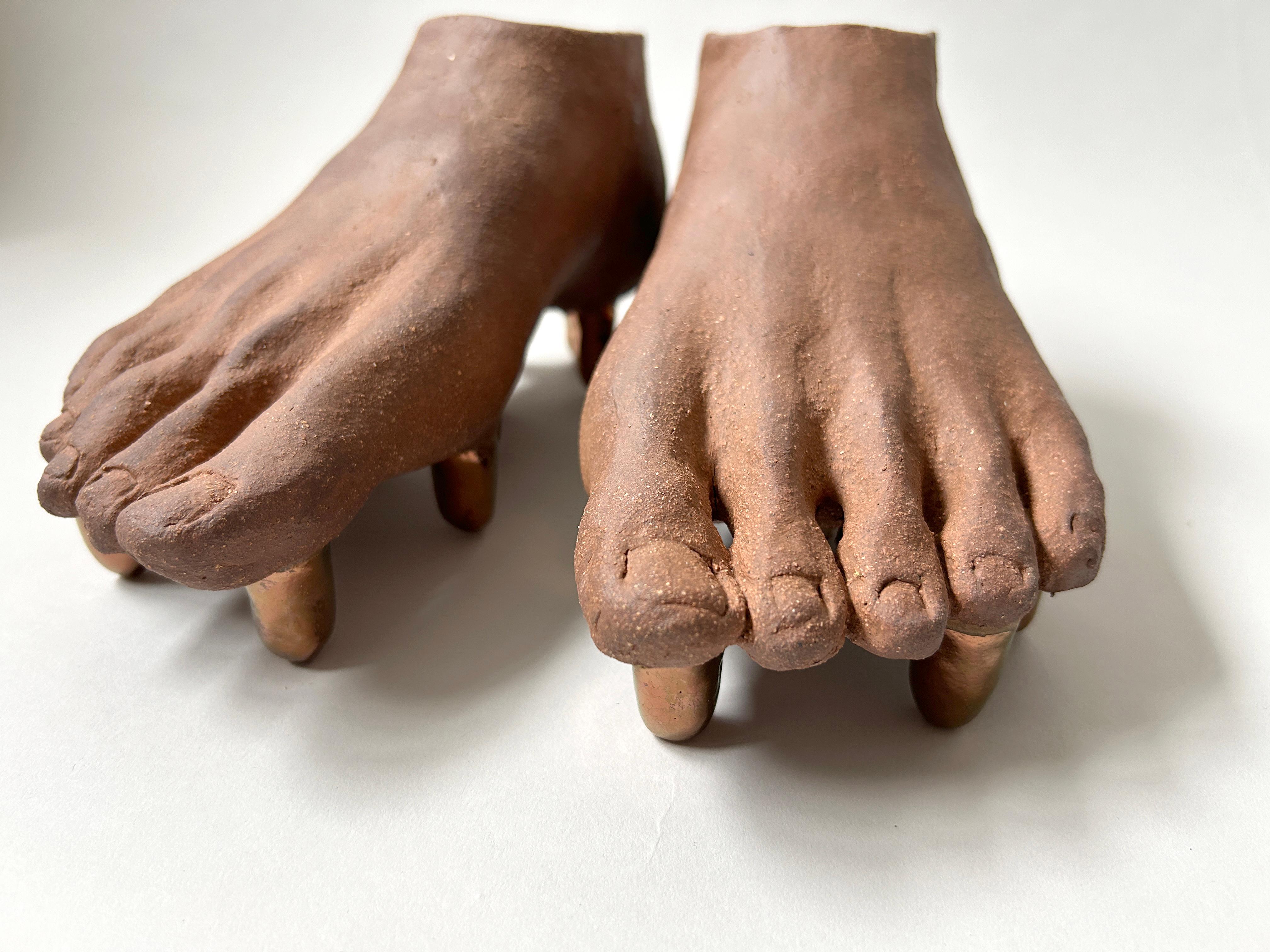 Scultura figurativa in gres: 'Keep off - Figurative Sculpture Grigio di Anastassia Zamaraeva 