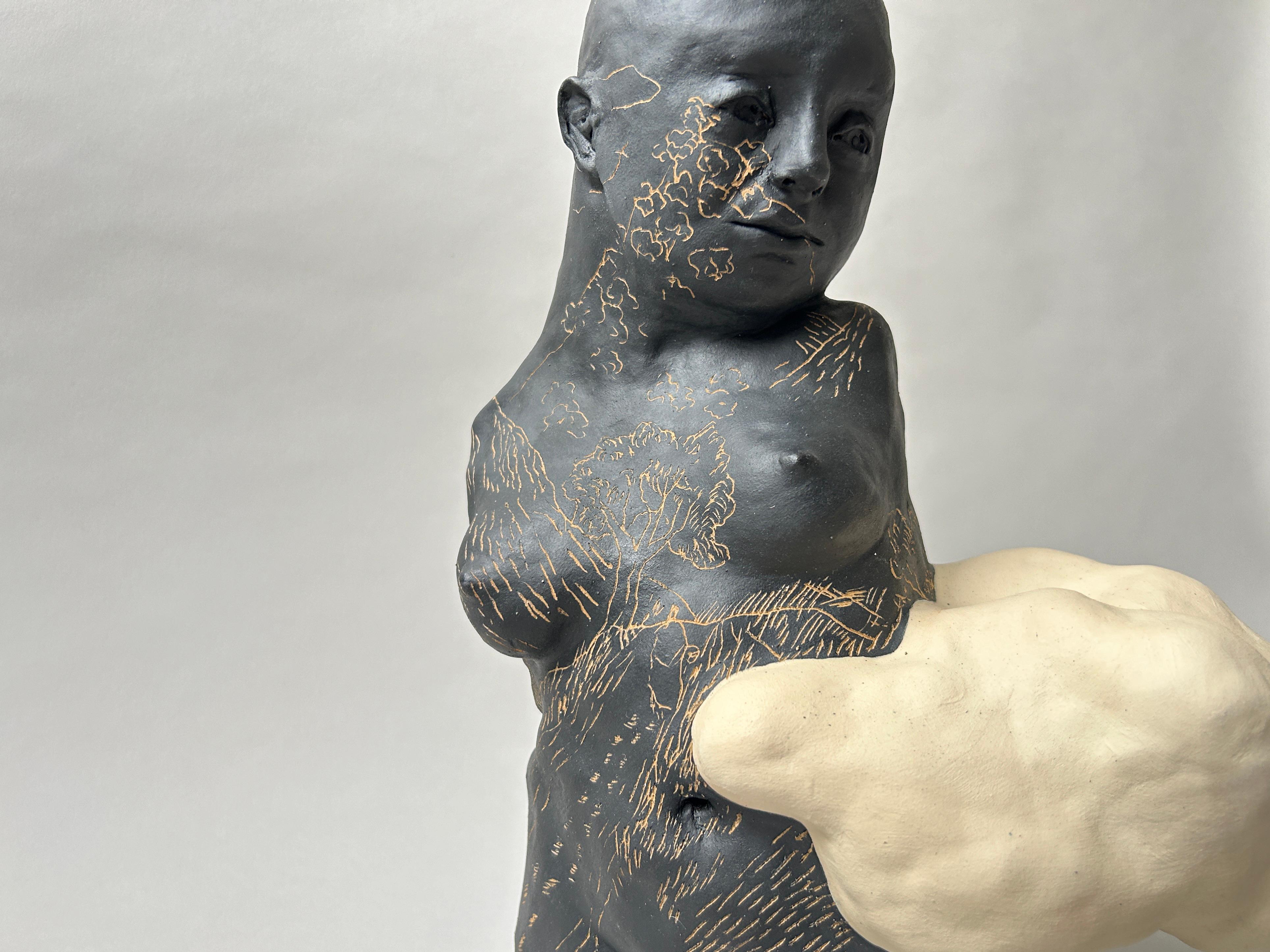 El atractivo de la arcilla para Anastassia reside en su capacidad innata de conectarnos con nuestro inconsciente y con experiencias pasadas del tacto. Su obra, guiada por la intuición y el sentido del juego, explora la polifacética experiencia de