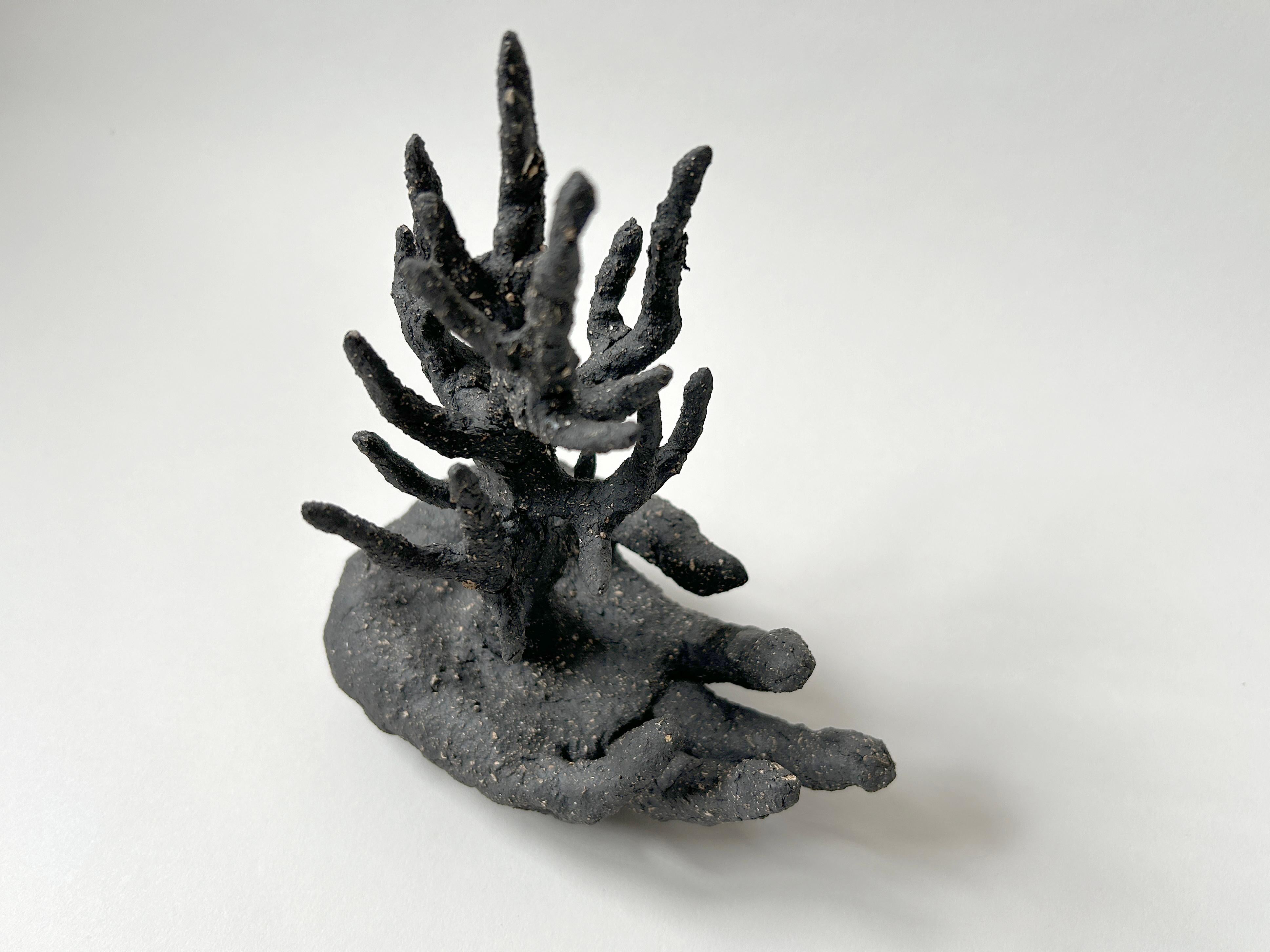 Escultura figurativa de gres: 'Crecimiento en bruto' - Sculpture de Anastassia Zamaraeva 
