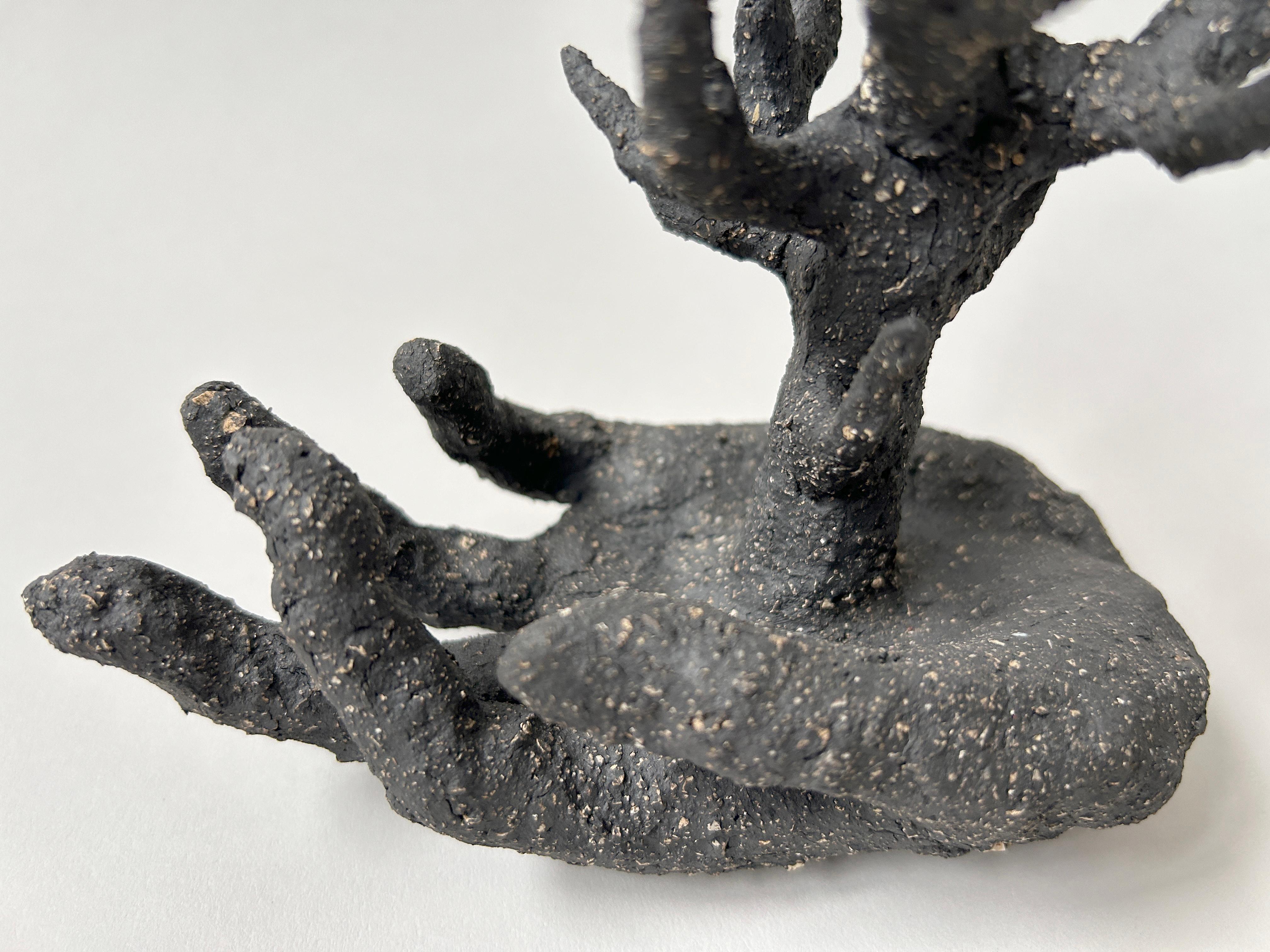 Escultura figurativa de gres: 'Crecimiento en bruto' - Figurative Sculpture Gris de Anastassia Zamaraeva 