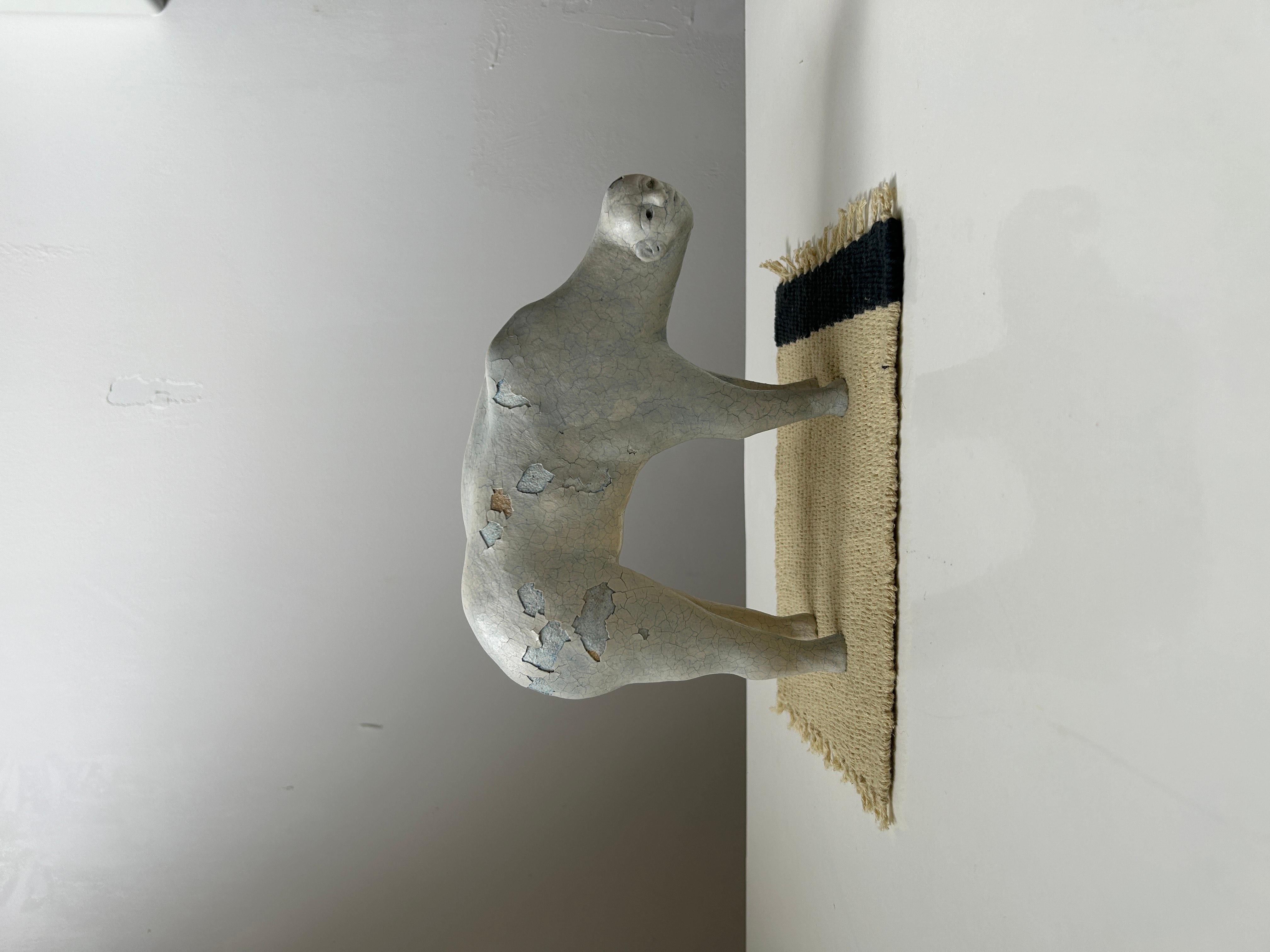 Escultura figurativa de gres: 'Ñu domesticado' en venta 1