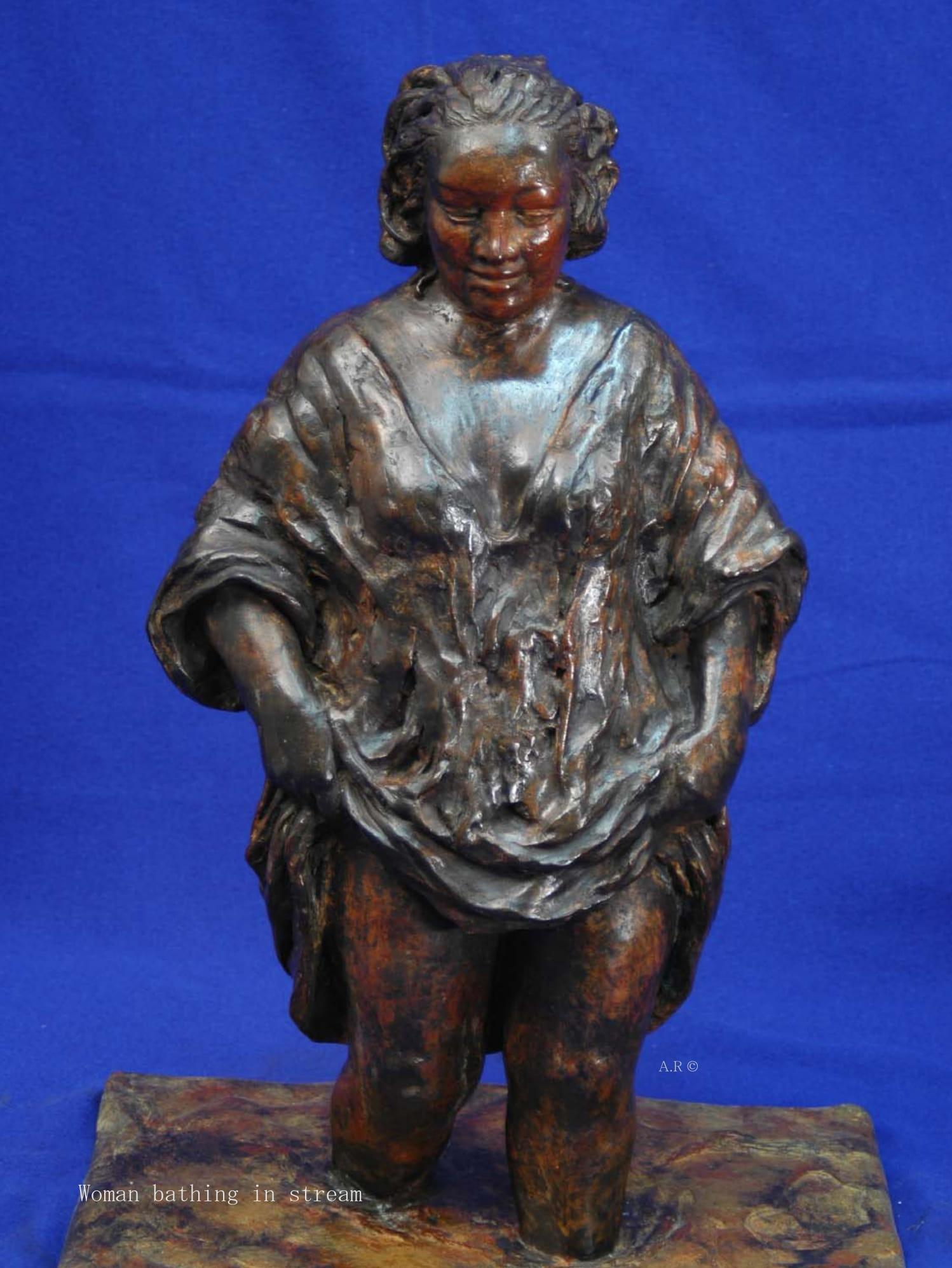 Sculpture à l'eau-forte unique de Rembrandt en bronze - « Femme se baignant dans un ruisseau » - Mixed Media Art de Anat Ratzabi