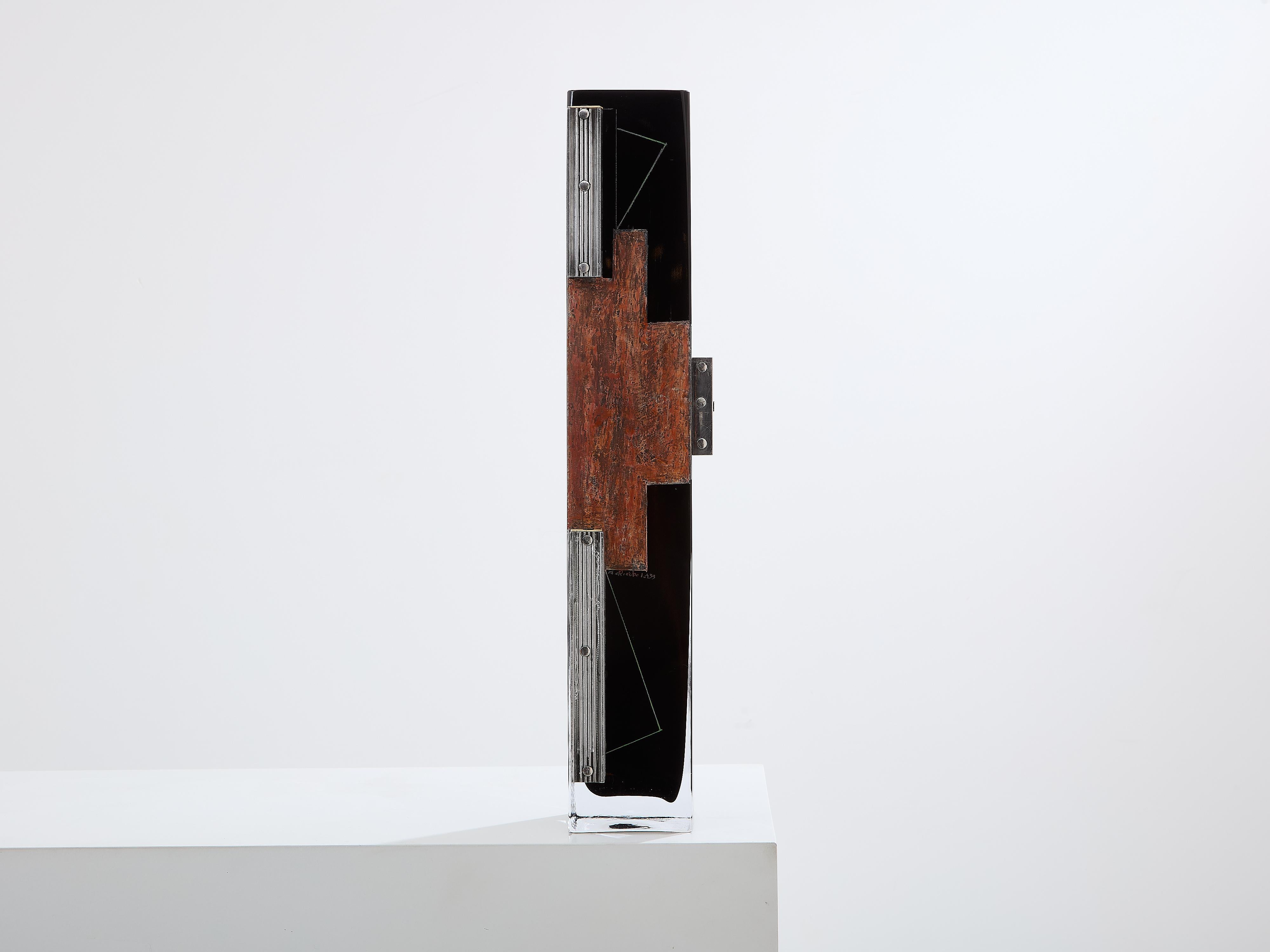Questo alto vaso Art Decor in vetro opalino nero, con dettagli incisi, decorazioni dipinte in rosso e pezzi aggiuntivi in acciaio cromato, è firmato dall'artista russo Anatole Riecke e datato 1946. In qualità di maestro vetraio de La Coupole a