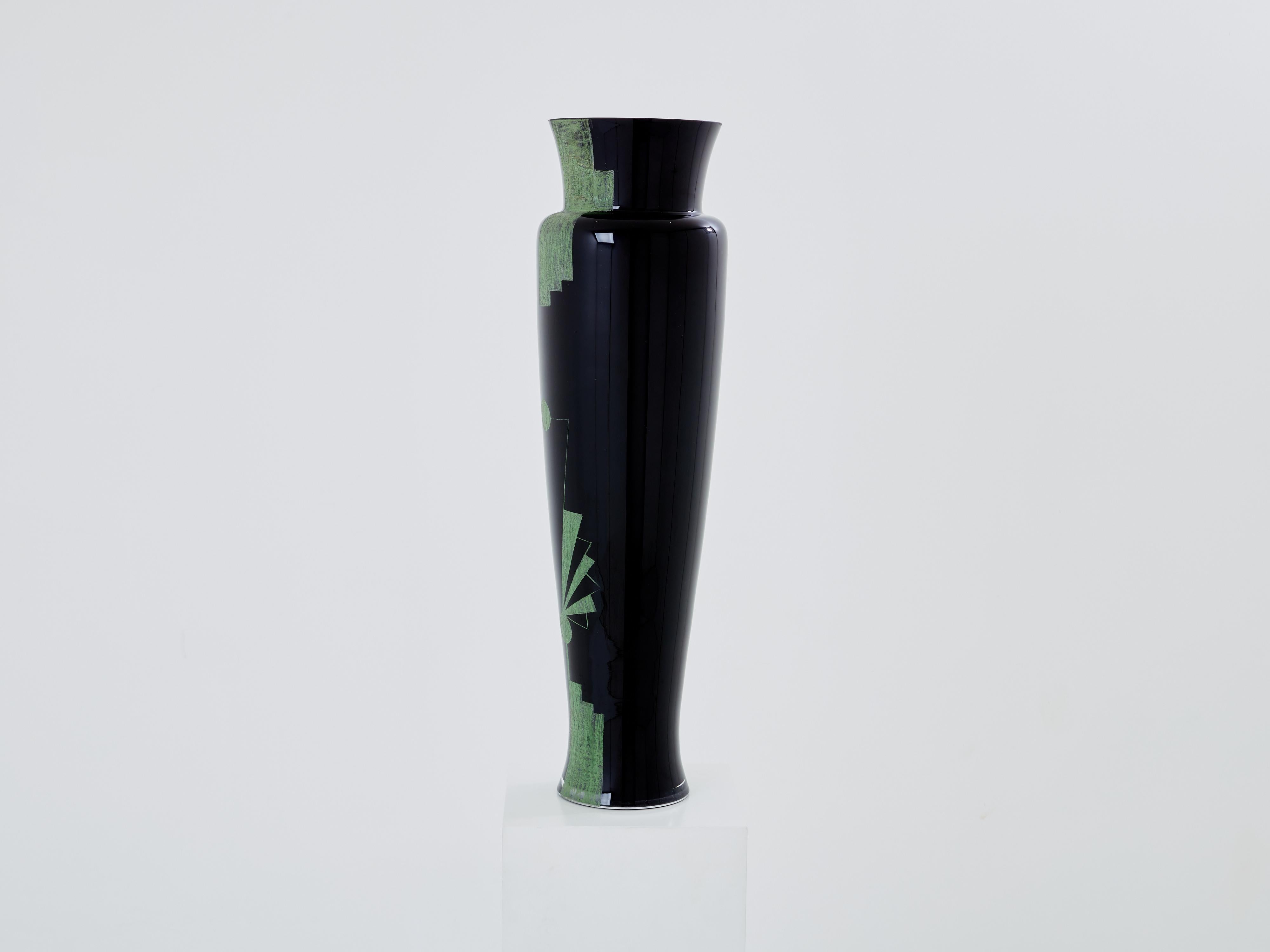 Diese große Art-déco-Vase aus schwarzem Opalglas ist von dem russischen Künstler Anatole Riecke signiert und auf 1951 datiert. Als Glasmachermeister von La Coupole in Paris war er in den 1930er Jahren für das ikonische Art-Déco-Dekor dieses Pariser