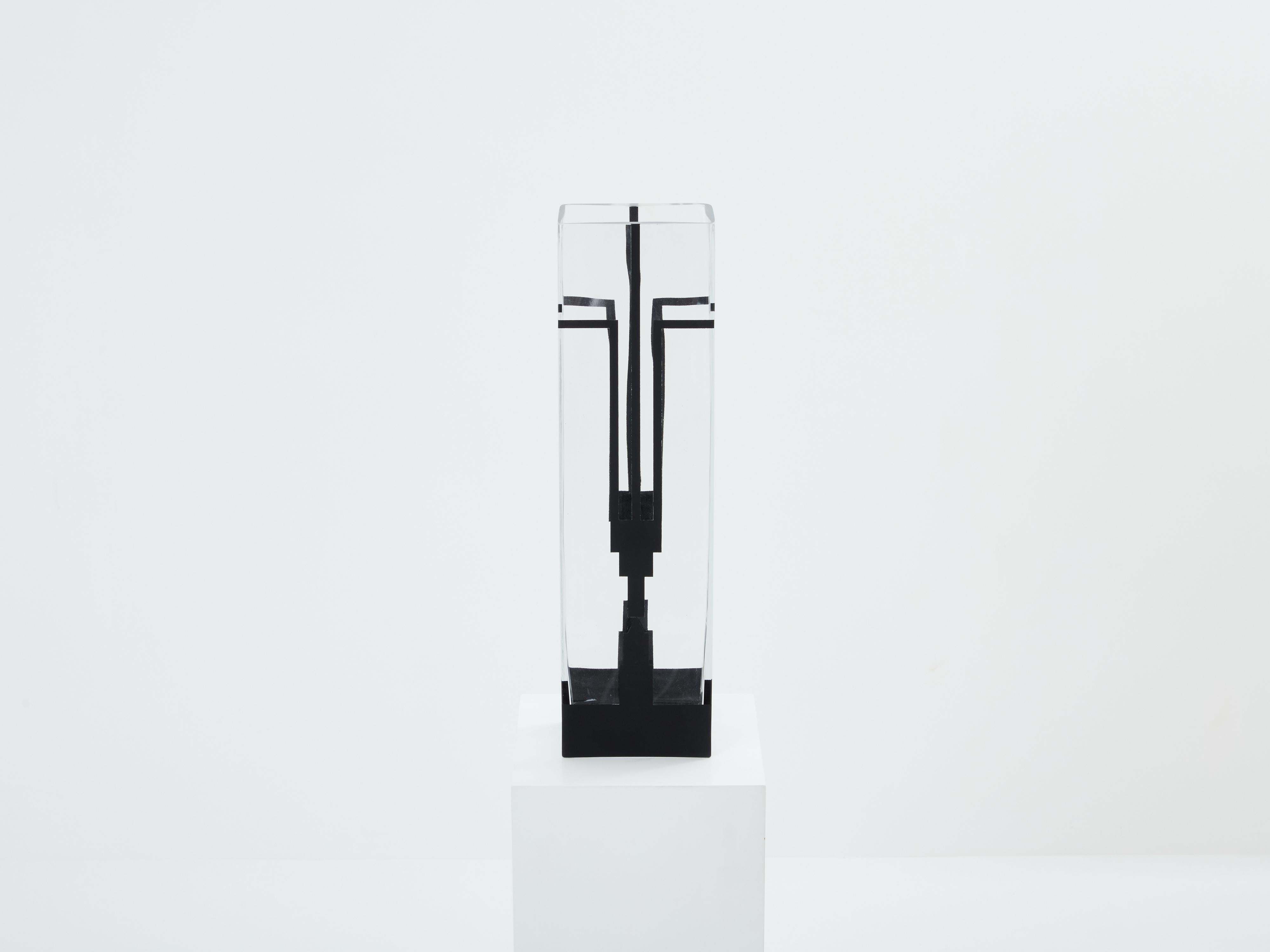 Diese große Art-déco-Vase aus transparentem und mattiertem Glas, schwarz bemalt, ist ein Werk des russischen Künstlers Anatole Riecke, signiert und datiert 1932. Als Glasmachermeister bei La Coupole in Paris war er in den 1930er Jahren für das