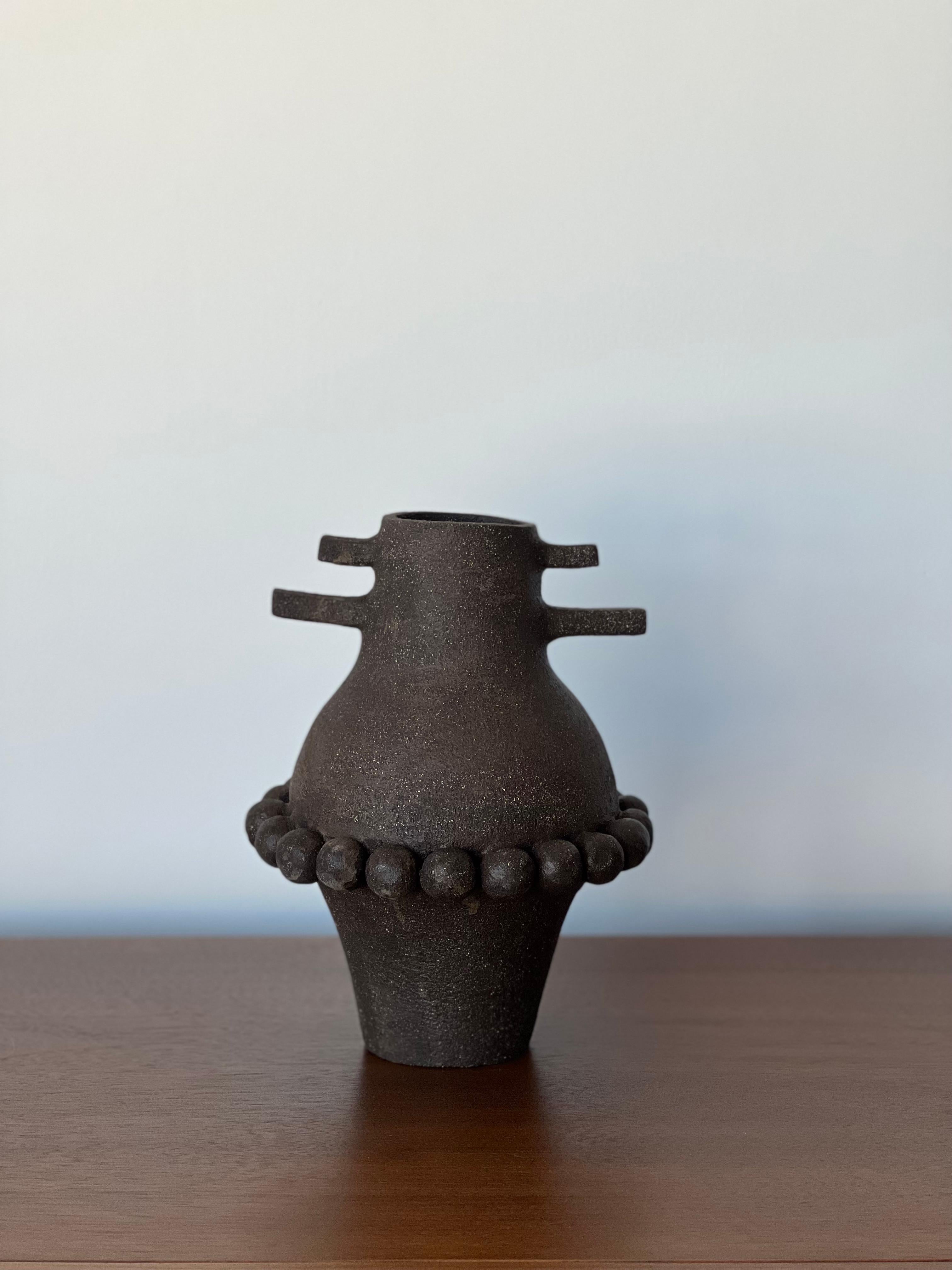 Vaso Anatolian 1 di Güler Elçi
Dimensioni: L 20,3 x P 20,3 x H 25,4 cm.
Materiali: Gres Ceramica.

Güler Elçi è un artista della ceramica con sede a Istanbul. Alla luce della sua carriera di ingegnere, considera la ceramica come un materiale e le
