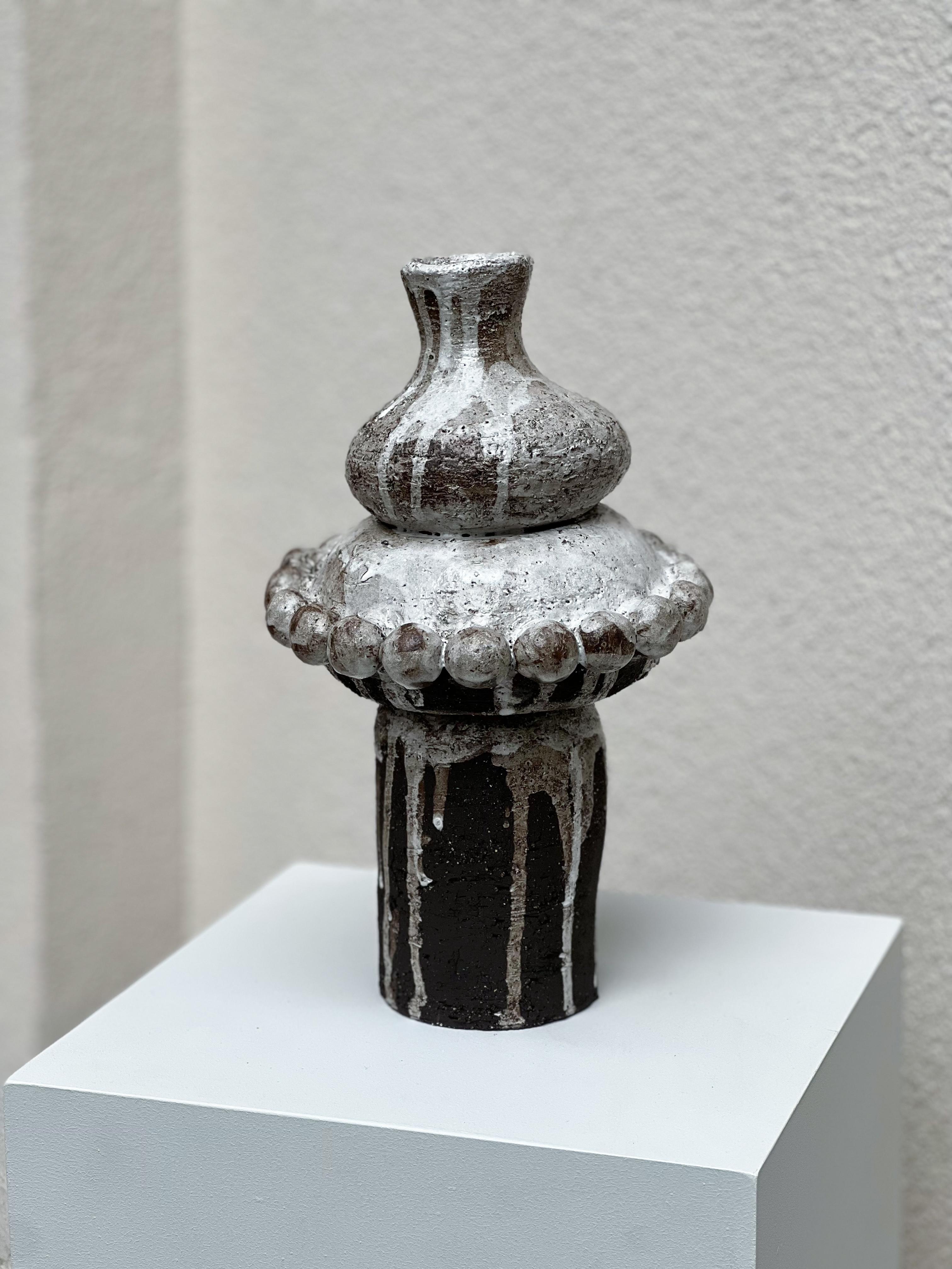 Anatolische Vase 2 von Güler Elçi
Abmessungen: B 20,3 x T 20,3 x H 30 cm.
MATERIALIEN: Steingut Keramik.

Güler Elçi ist eine in Istanbul ansässige Keramikkünstlerin. Vor dem Hintergrund ihrer Karriere als Ingenieurin betrachtet sie Keramik als