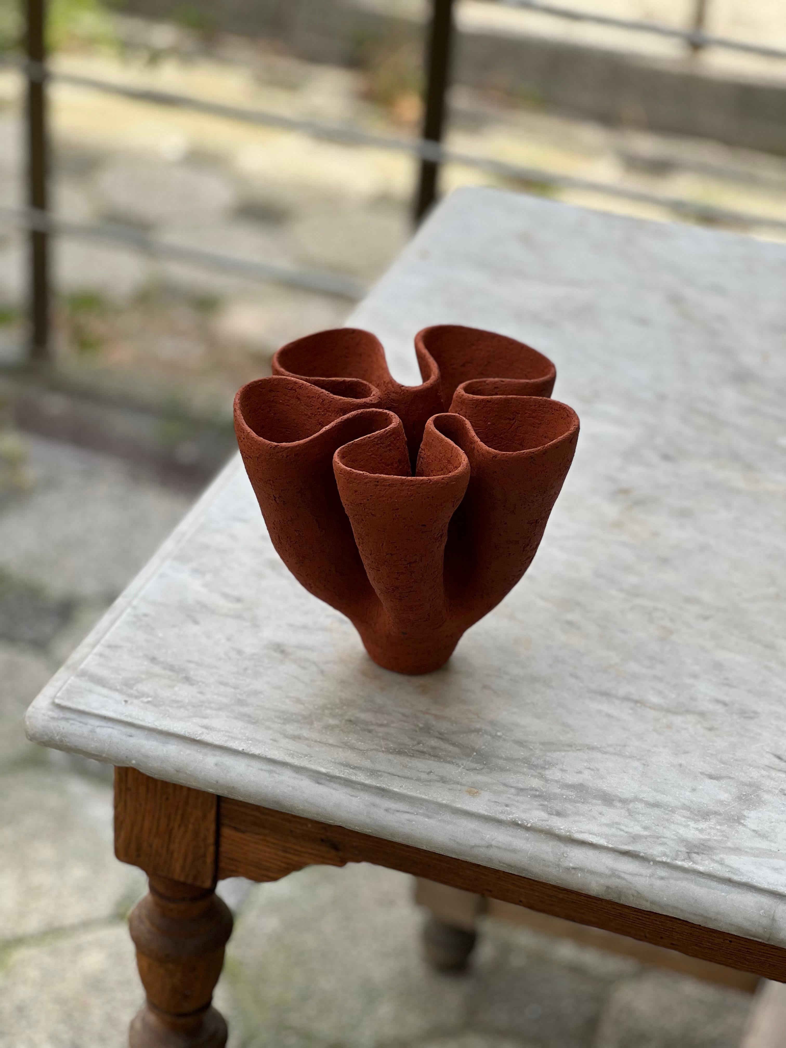 Anatolische 4-Vase von Güler Elçi
Abmessungen: B 18,2 x T 18,2 x H 16,5 cm.
MATERIALIEN: Steingut Keramik.

Güler Elçi ist eine in Istanbul ansässige Keramikkünstlerin. Vor dem Hintergrund ihrer Karriere als Ingenieurin betrachtet sie Keramik als