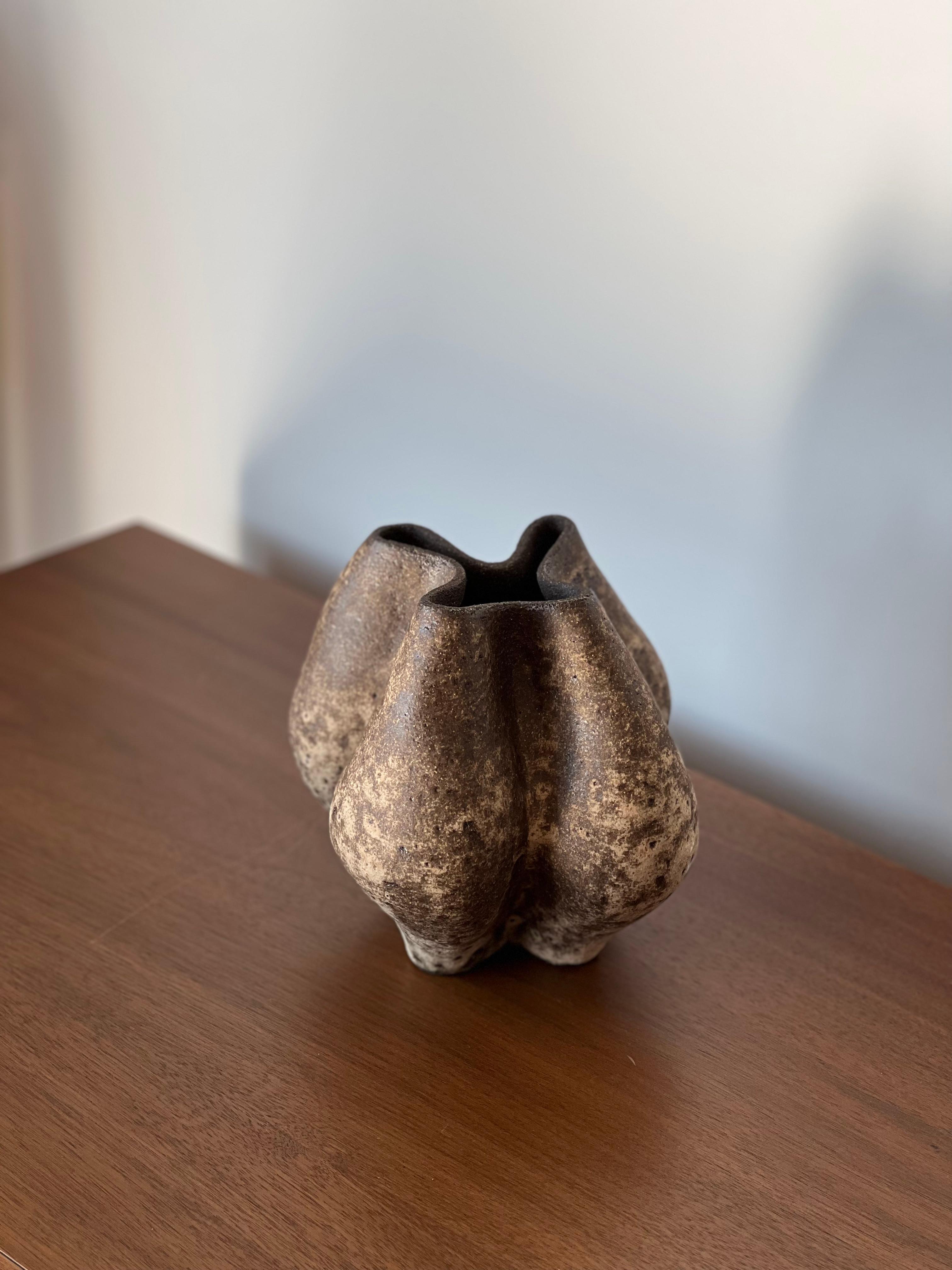 Anatolische 5-Vase von Güler Elçi
Abmessungen: B 20,3 x T 20,3 x H 21,5 cm.
MATERIALIEN: Steingut Keramik.

Güler Elçi ist eine in Istanbul ansässige Keramikkünstlerin. Vor dem Hintergrund ihrer Karriere als Ingenieurin betrachtet sie Keramik als