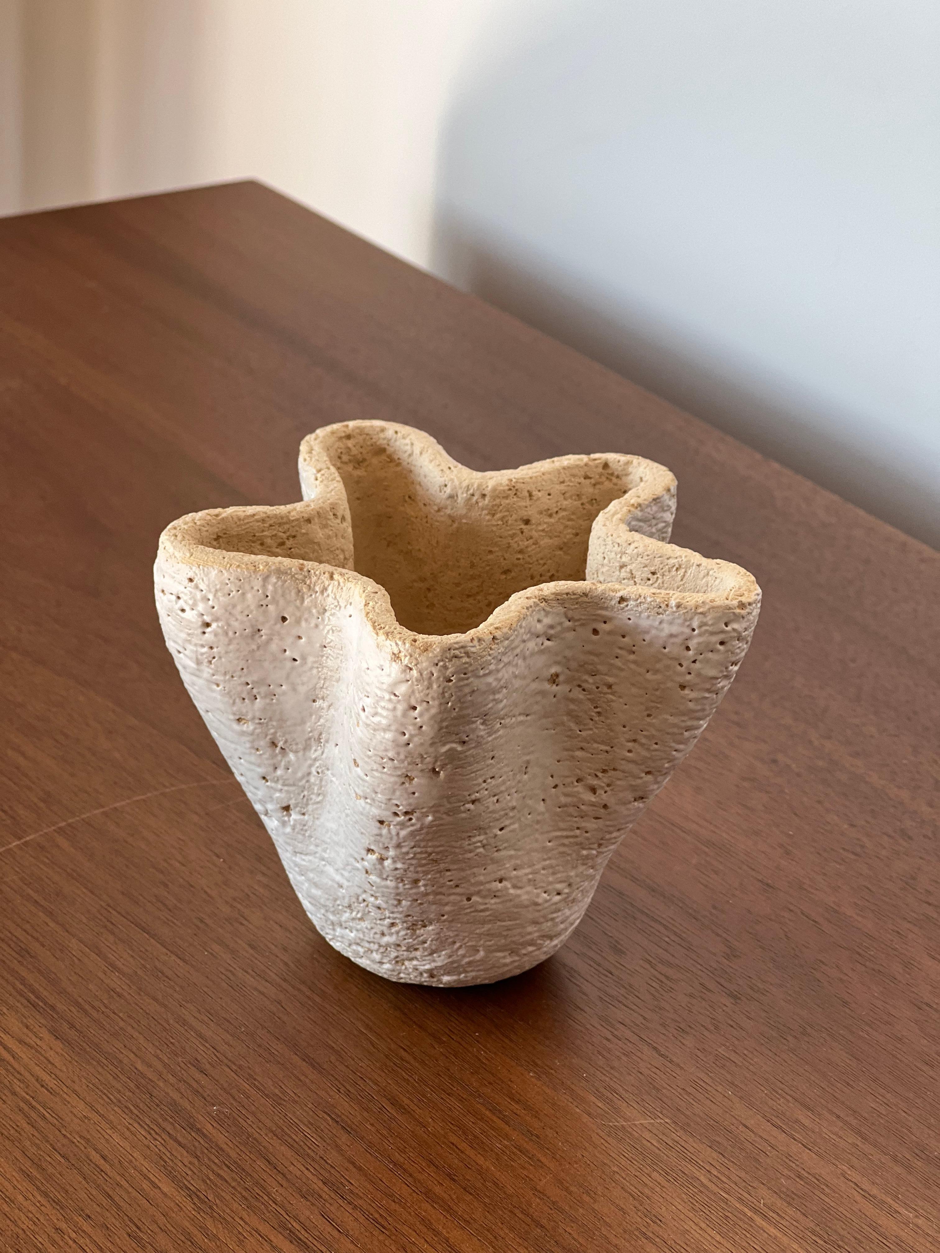 Anatolische 6-Vase von Güler Elçi
Abmessungen: B 11,4 x T 11,4 x H 12,7 cm.
MATERIALIEN: Steingut Keramik.

Güler Elçi ist eine in Istanbul ansässige Keramikkünstlerin. Vor dem Hintergrund ihrer Karriere als Ingenieurin betrachtet sie Keramik als