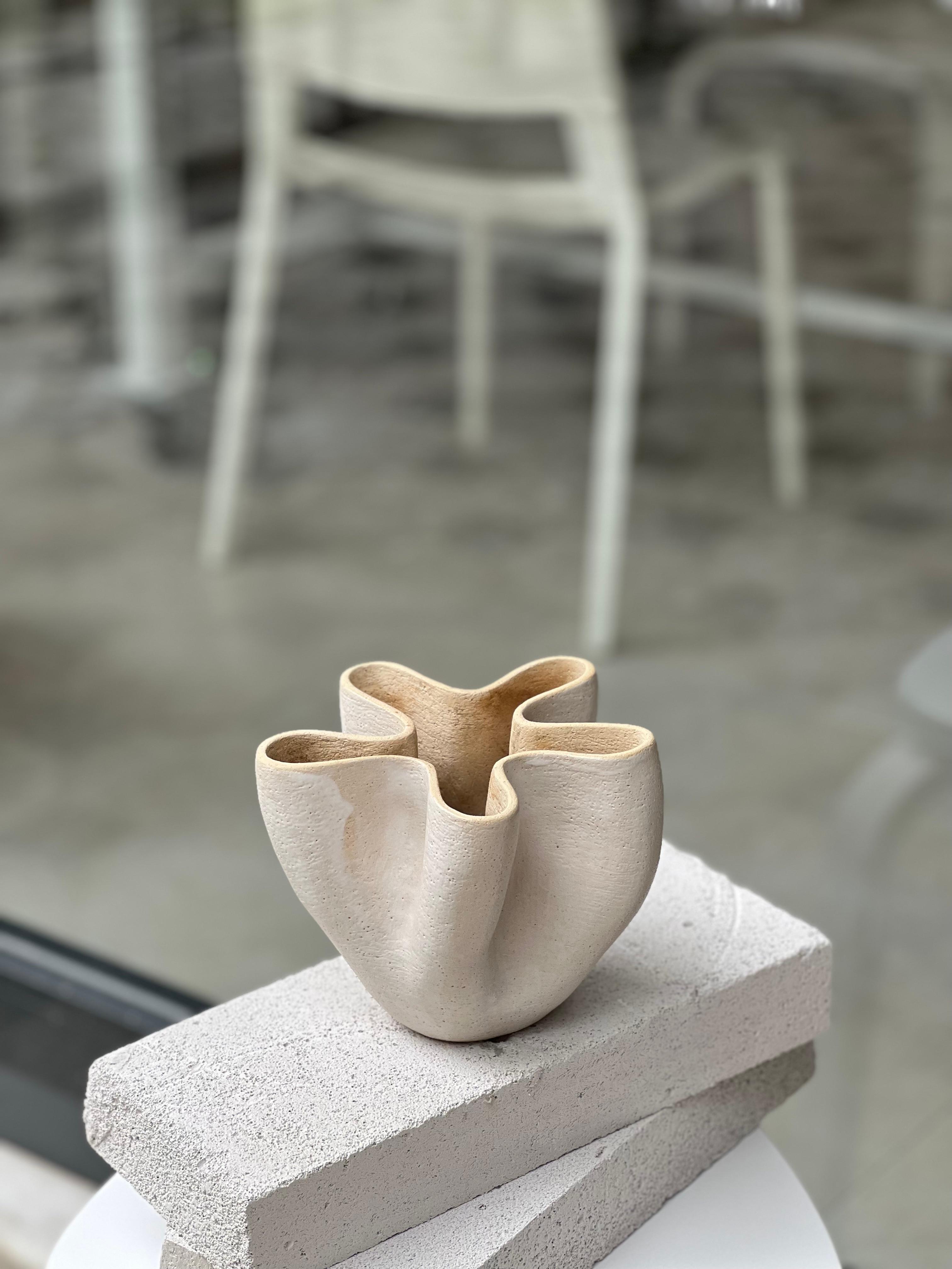 Anatolische 7-Vase von Güler Elçi
Abmessungen: B 17,7 x T 17,7 x H 20,3 cm.
MATERIALIEN: Steingut Keramik.

Güler Elçi ist eine in Istanbul ansässige Keramikkünstlerin. Vor dem Hintergrund ihrer Karriere als Ingenieurin betrachtet sie Keramik als
