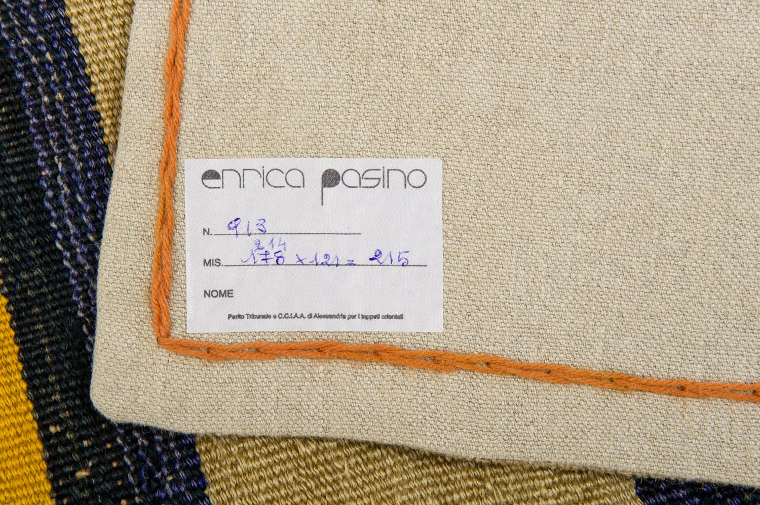 Il s'agit d'un simple kilim ou cicim nomade anatolien ; il devait manifestement être plus long, pour être suspendu comme un rideau, et il a donc été rallongé avec une bande de toile et une petite broderie de finition.... Cela renforce le tapis, qui