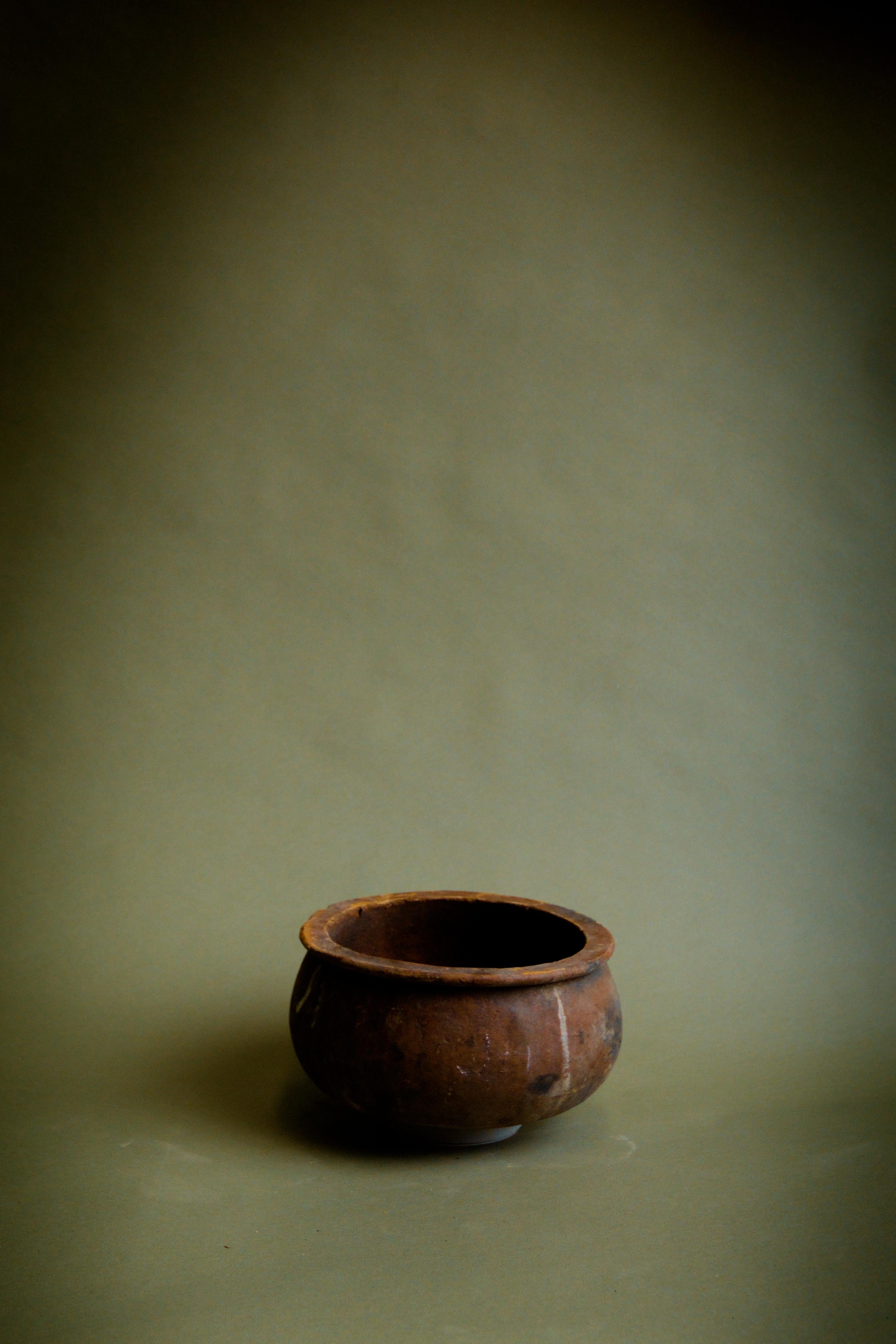 Aggiungi un tocco di eredità anatolica alla tua casa con questa ciotola da portata in argilla anatolica con patina naturale. Realizzato a mano nel XX secolo, questo pezzo vintage in terracotta turca presenta una patina naturalmente invecchiata che
