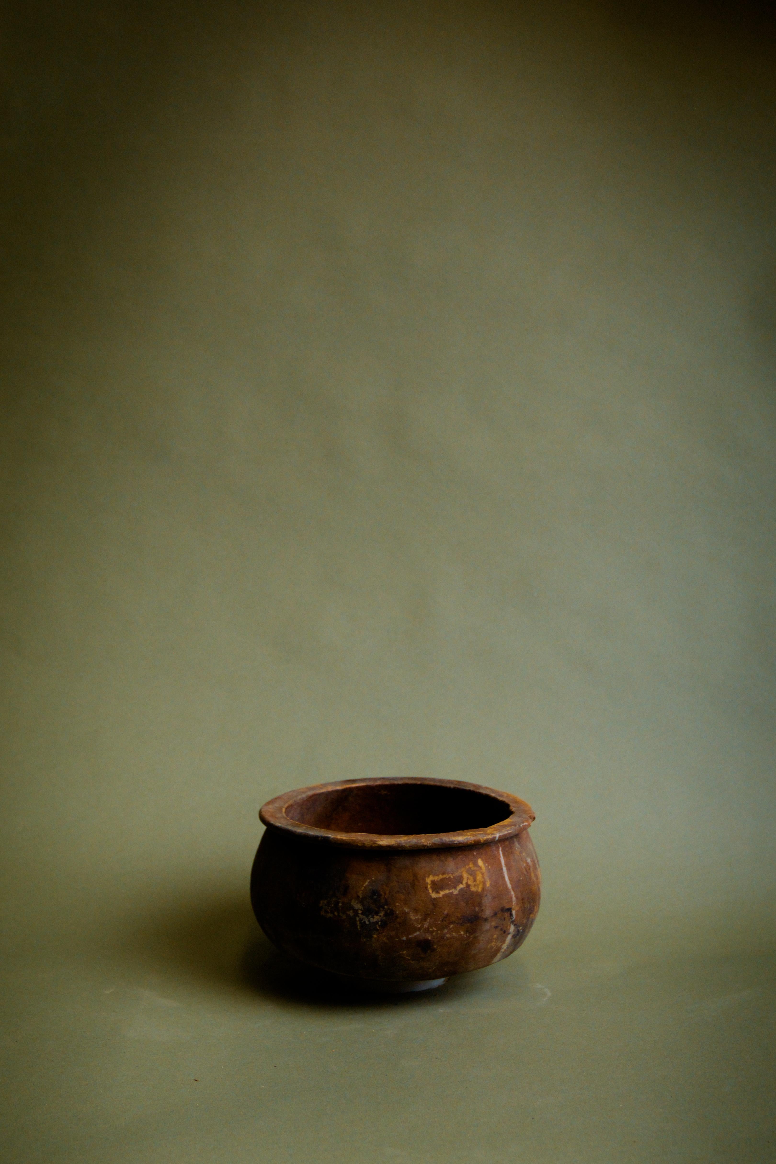 Primitivo Ciotola da portata in argilla anatolica, terracotta turca d'epoca, XX secolo in vendita