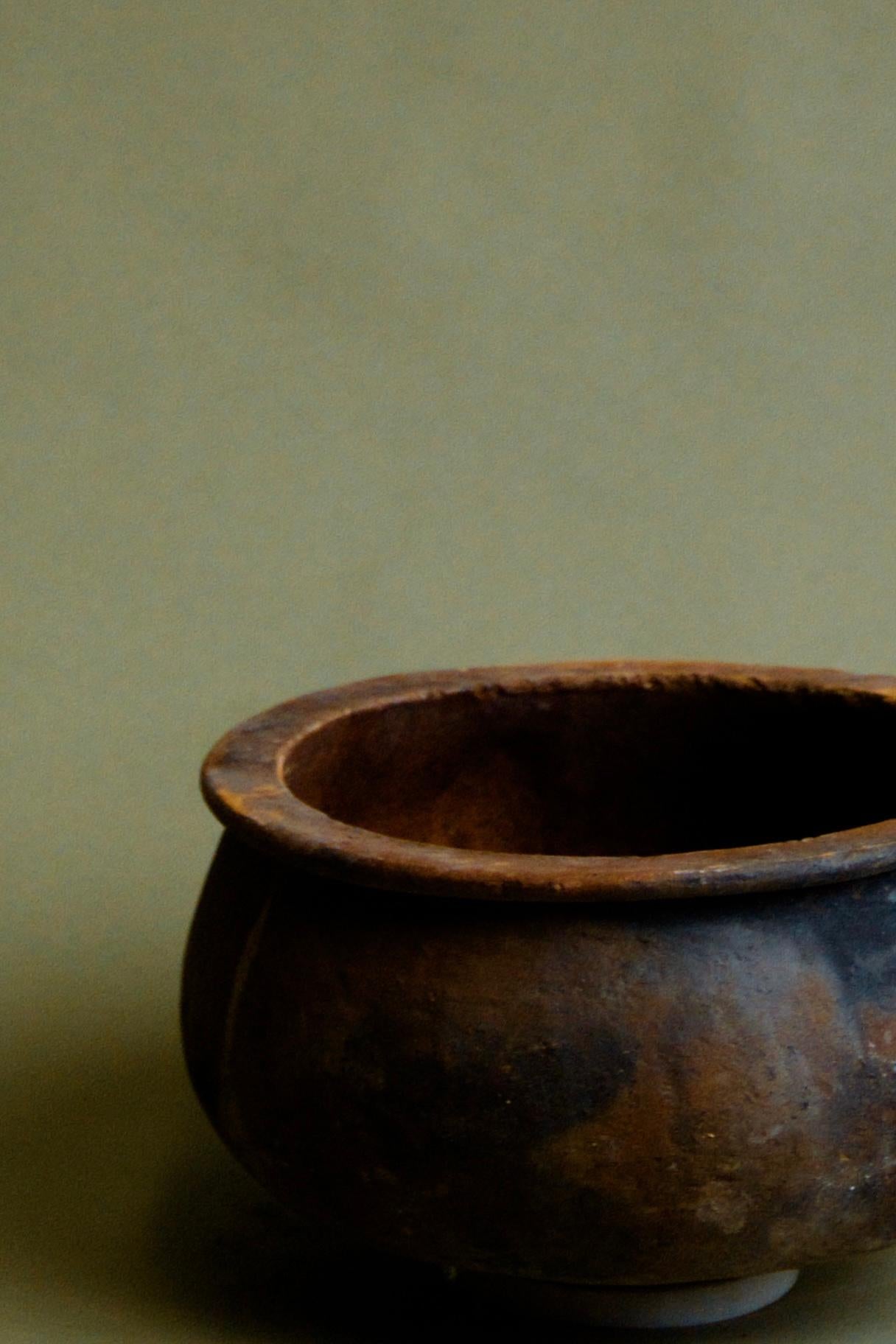 Intagliato a mano Ciotola da portata in argilla anatolica, terracotta turca d'epoca, XX secolo in vendita