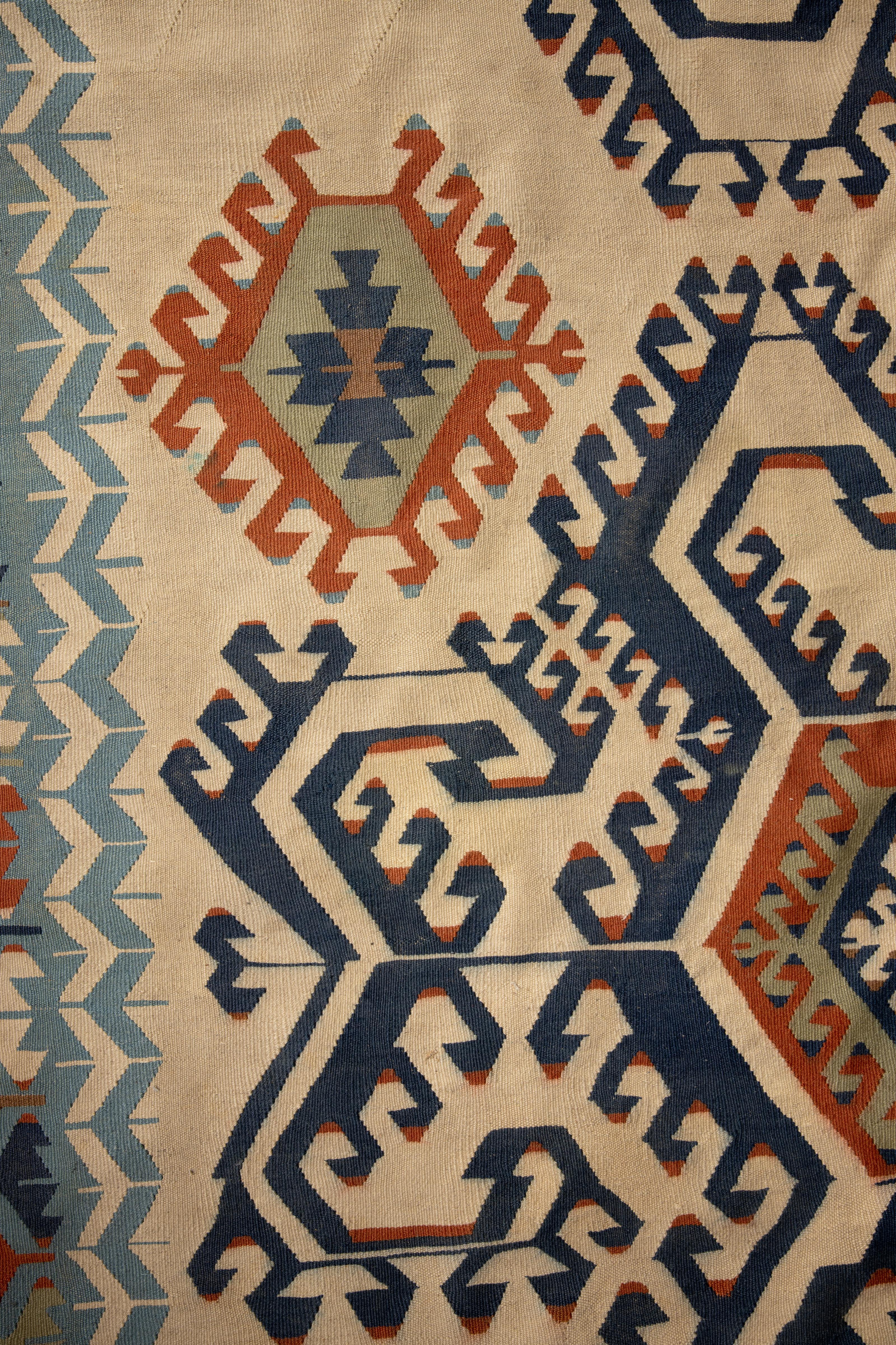 Anatolisches verziertes Design Handgewebter Woll-Kilim-Teppich im Angebot 4