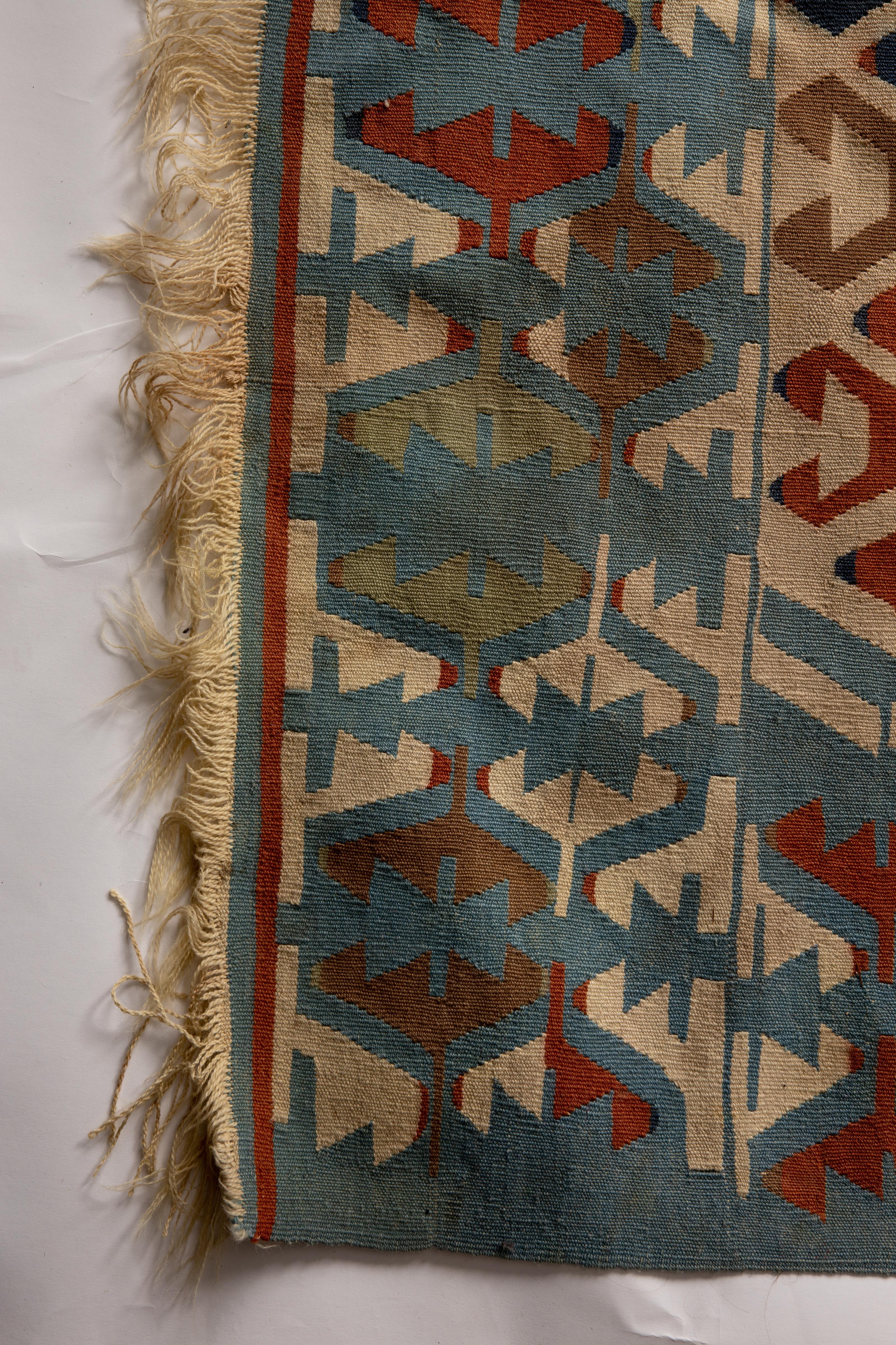 Anatolisches verziertes Design Handgewebter Woll-Kilim-Teppich (Türkisch) im Angebot