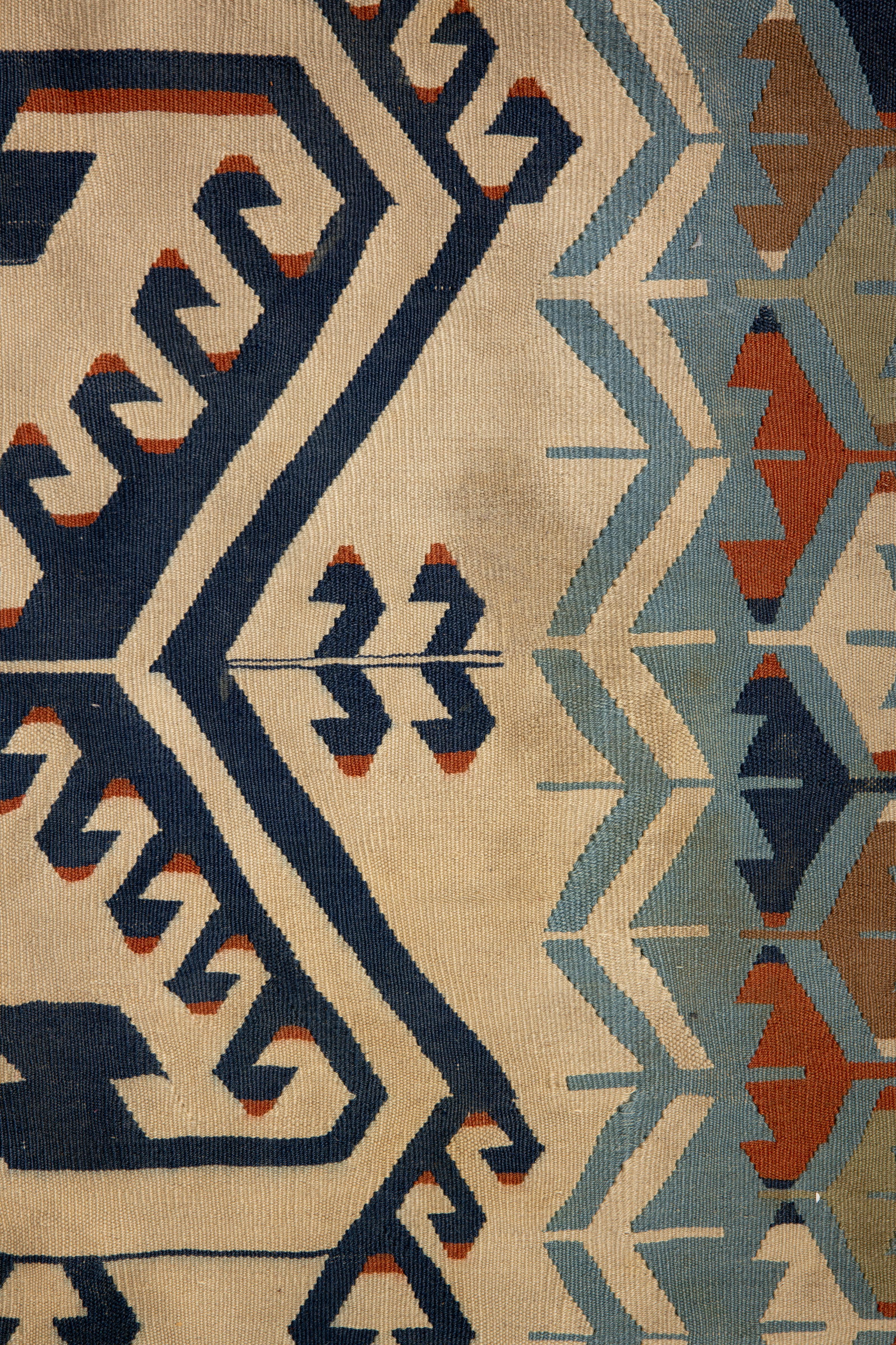 Anatolisches verziertes Design Handgewebter Woll-Kilim-Teppich (20. Jahrhundert) im Angebot