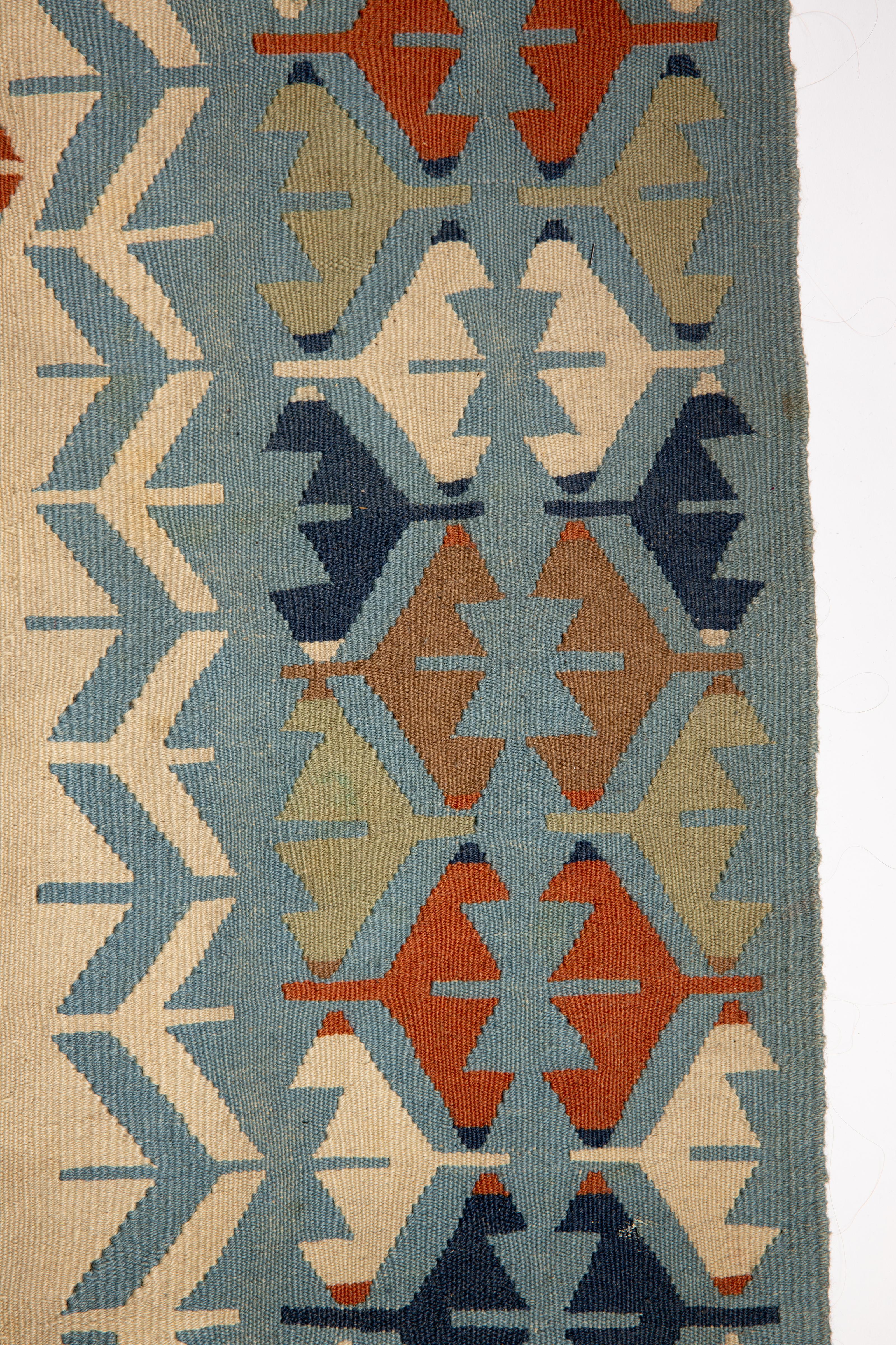 Anatolisches verziertes Design Handgewebter Woll-Kilim-Teppich im Angebot 1