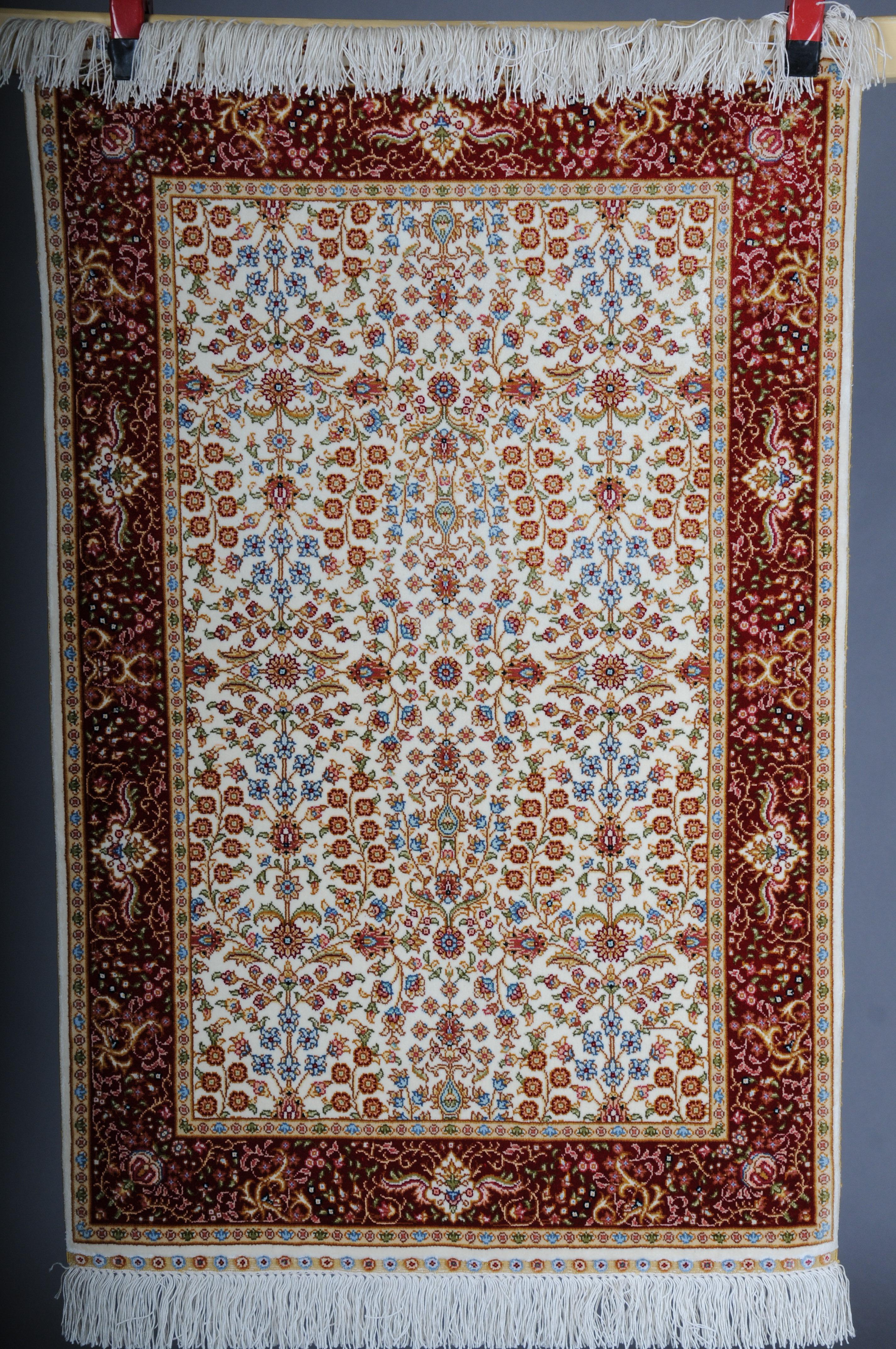 Tappeto da preghiera/tapestry anatolico in cotone/seta, XX secolo, firmato

Questo tappeto Hereke annodato a mano è una magnifica aggiunta al tuo spazio vitale. Un tempo destinata ai palazzi imperiali, questa dettagliata opera d'arte ora decora la