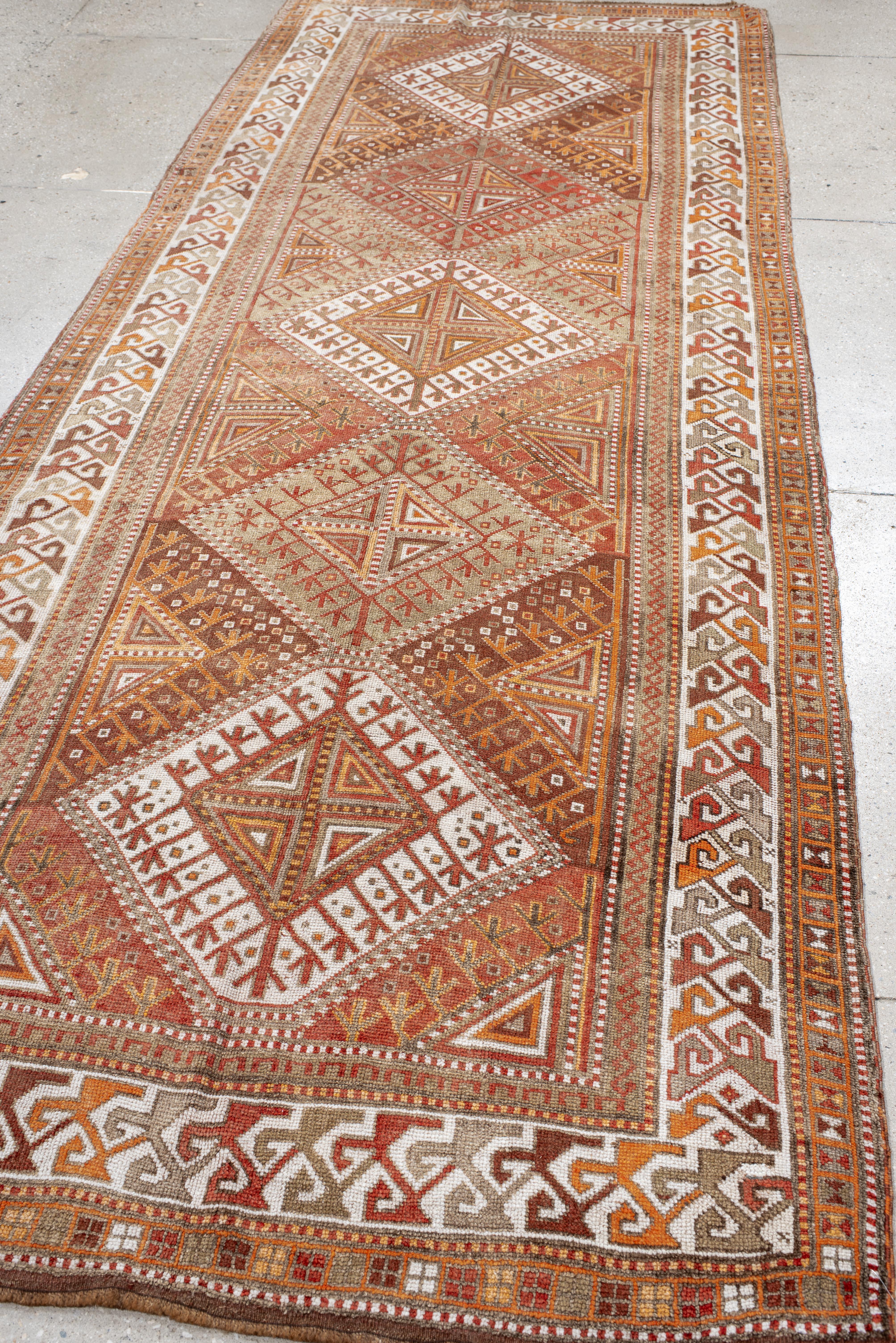Anatolischer Teppich - Geometrisches Rautendesign im Angebot 1