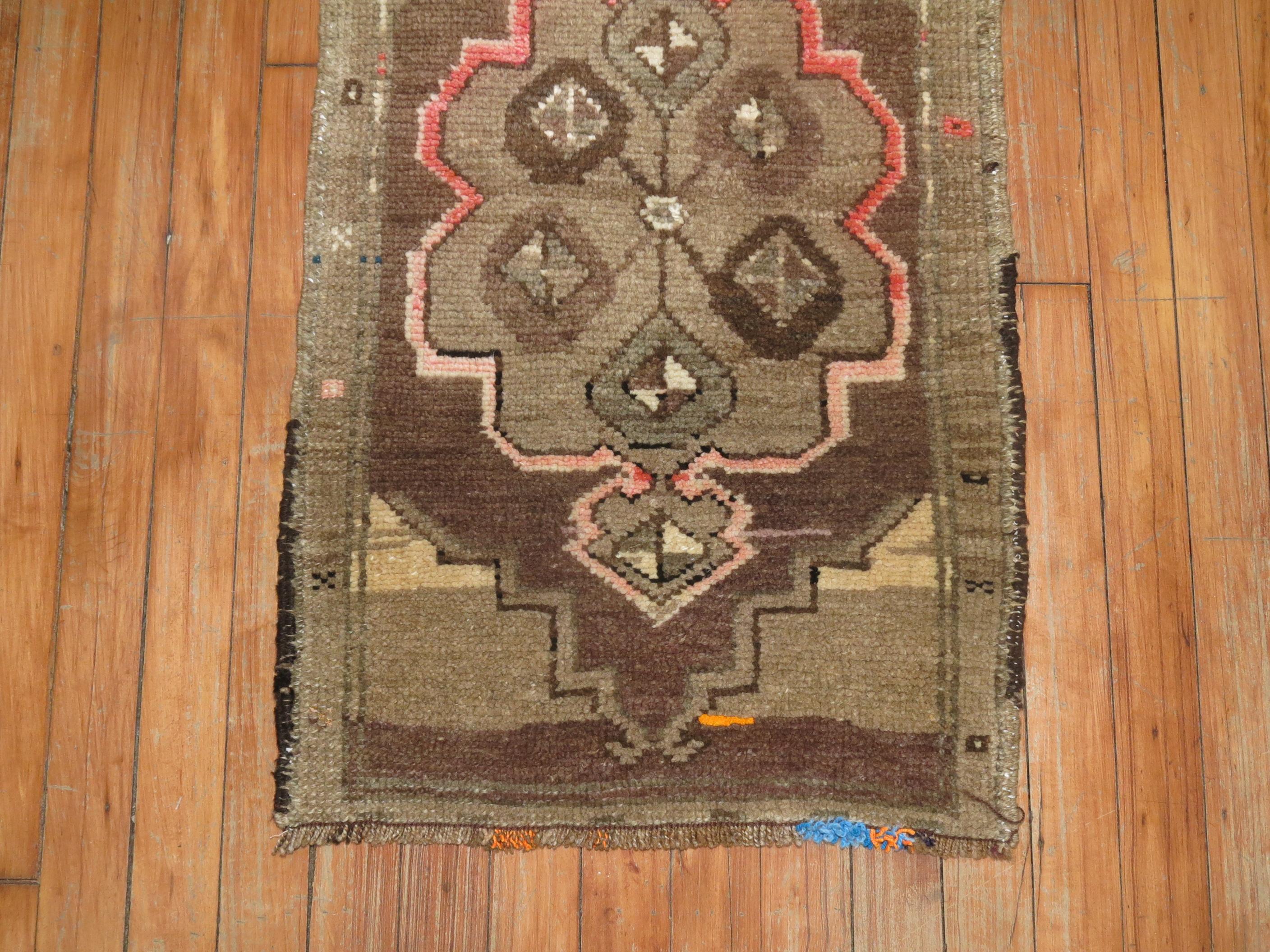 Ein einzigartiger anatolischer Türkenteppich im Vintage-Stil.