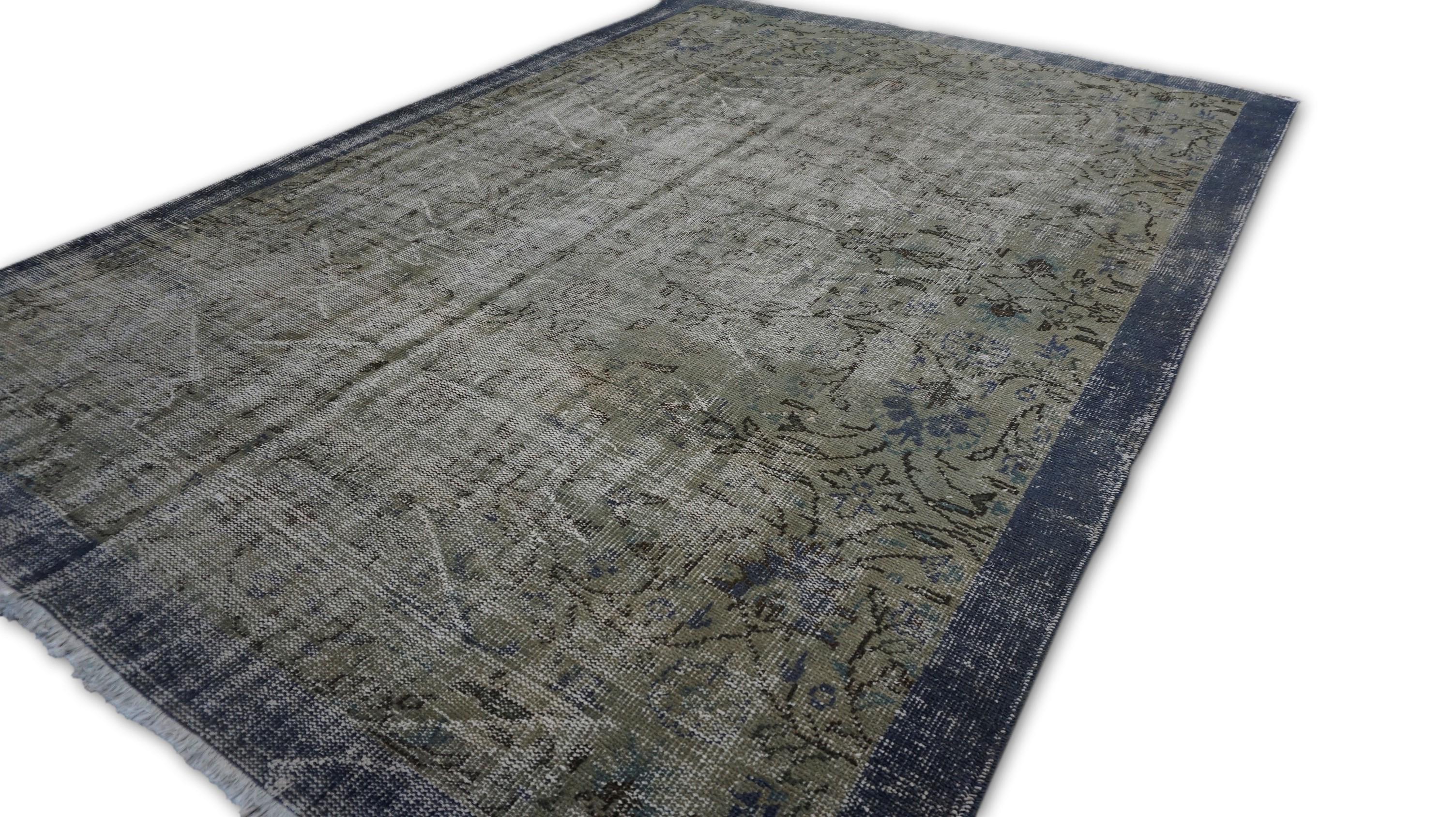 Dies ist eine Vintage-Stil  Teppich, handgeknüpft aus Wolle. Es wurde sorgfältig bearbeitet und in einer entsättigten Palette aus Indigo, Stahlgrau und rauchigem Sage eingefärbt, wodurch eine zeitgemäße Ästhetik entsteht, die traditionelle